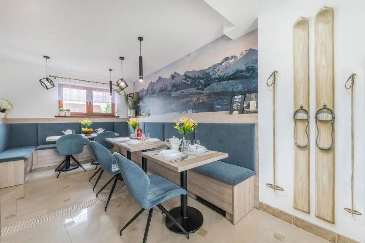 Dining area in Biały Jeleń z basenem i jacuzzi