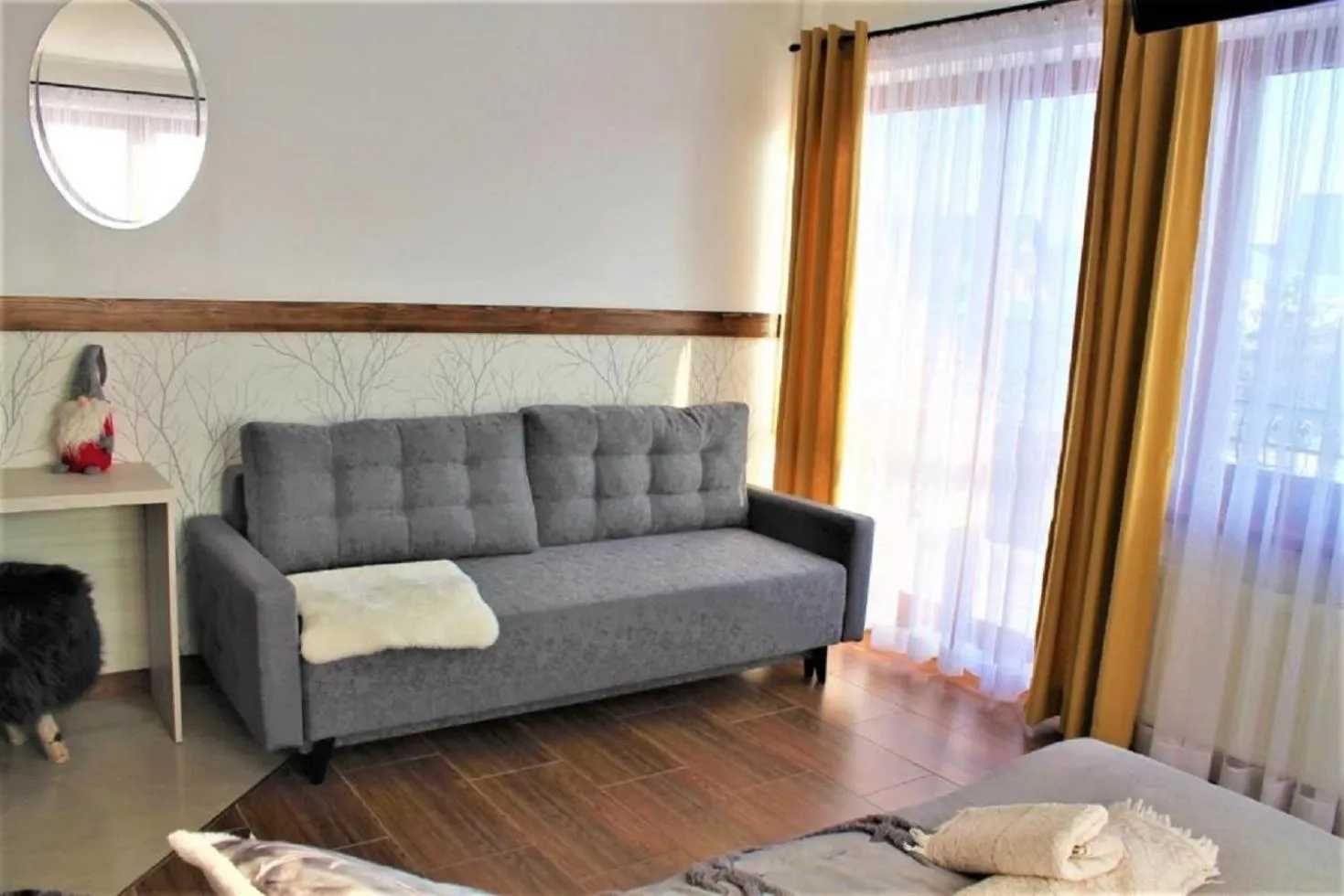 Living room, Bed in Biały Jeleń z basenem i jacuzzi