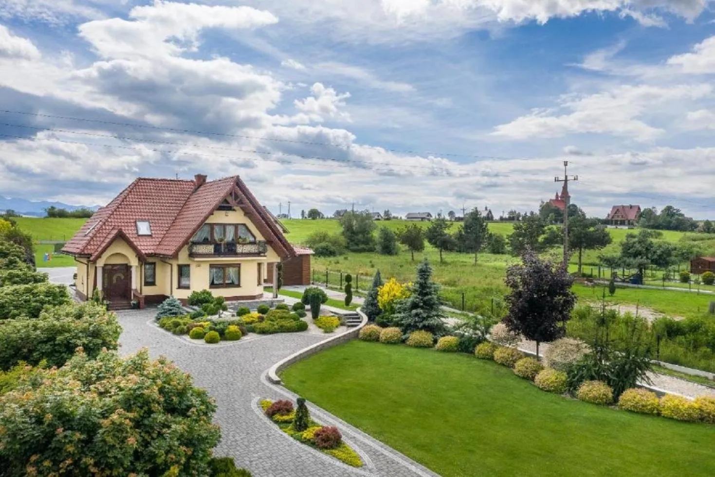 Property building in Biały Jeleń z basenem i jacuzzi