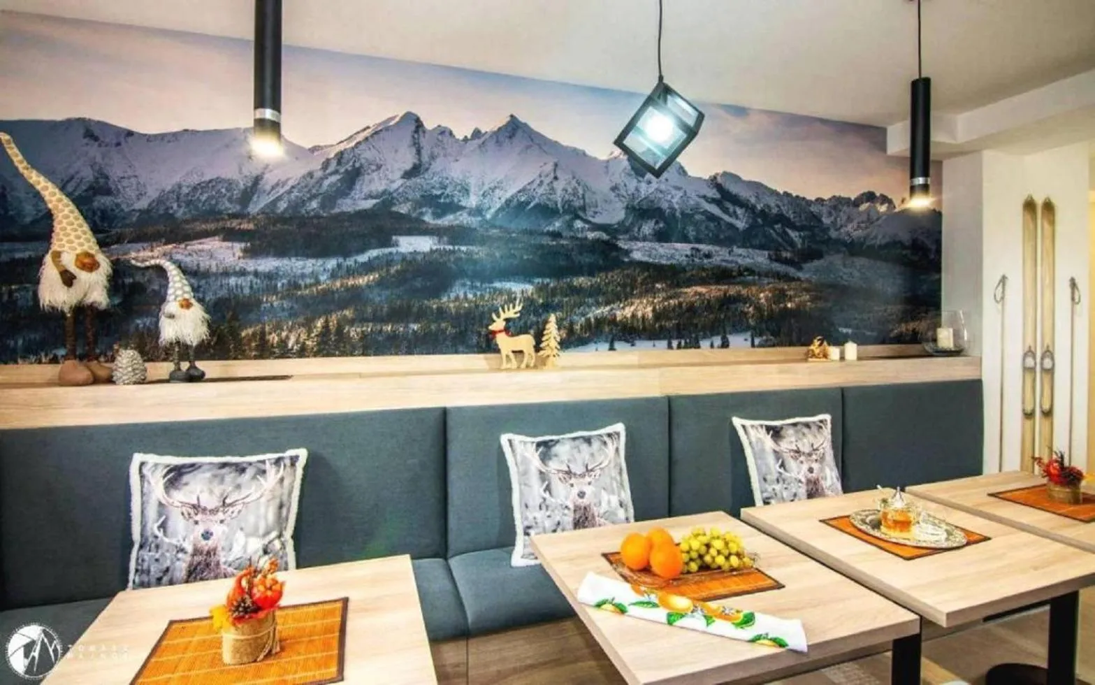 Dining area in Biały Jeleń z basenem i jacuzzi