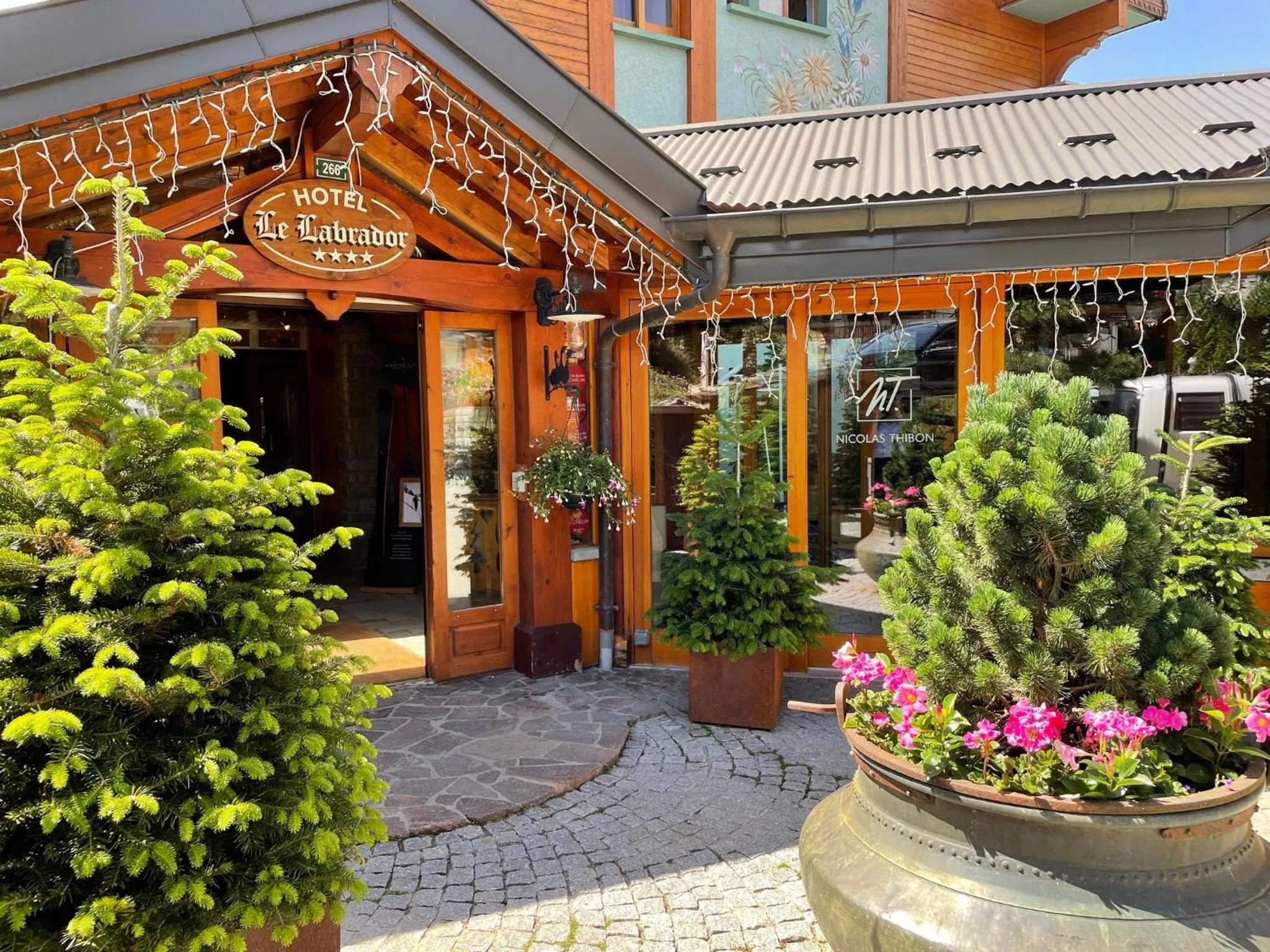 Property building in Hôtel Le Labrador 1971