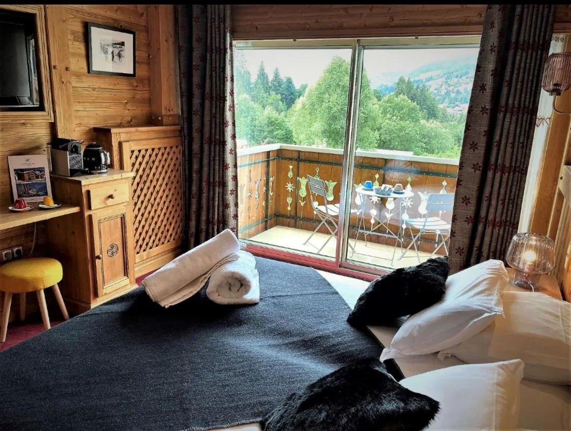 Balcony/Terrace, Bed in Hôtel Le Labrador 1971