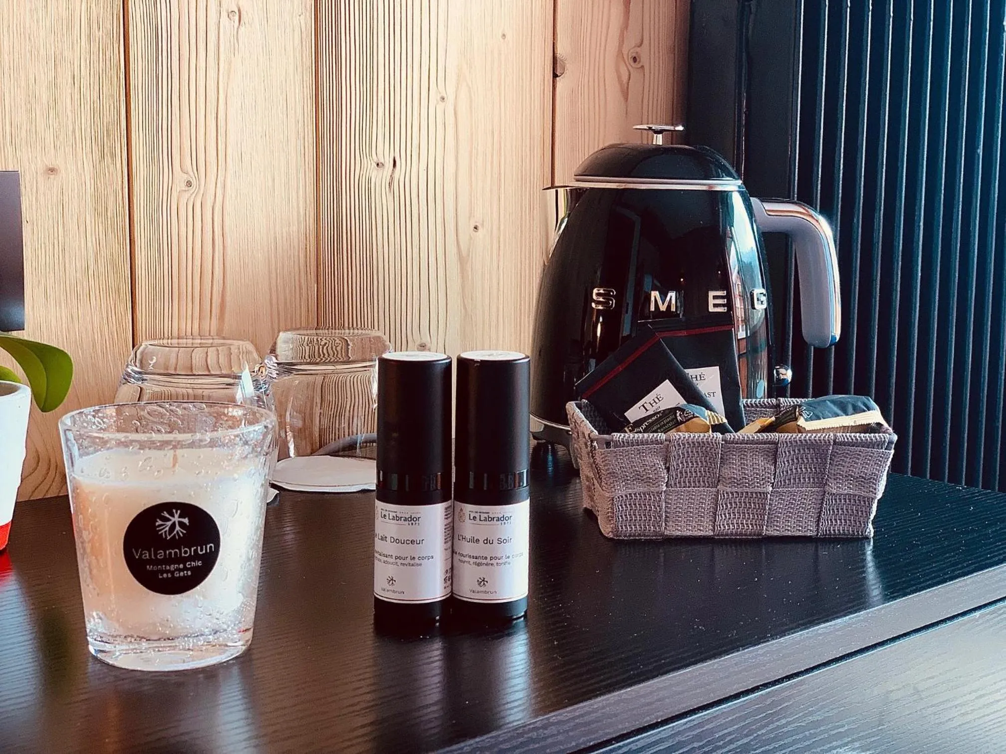 Coffee/tea facilities in Hôtel Le Labrador 1971