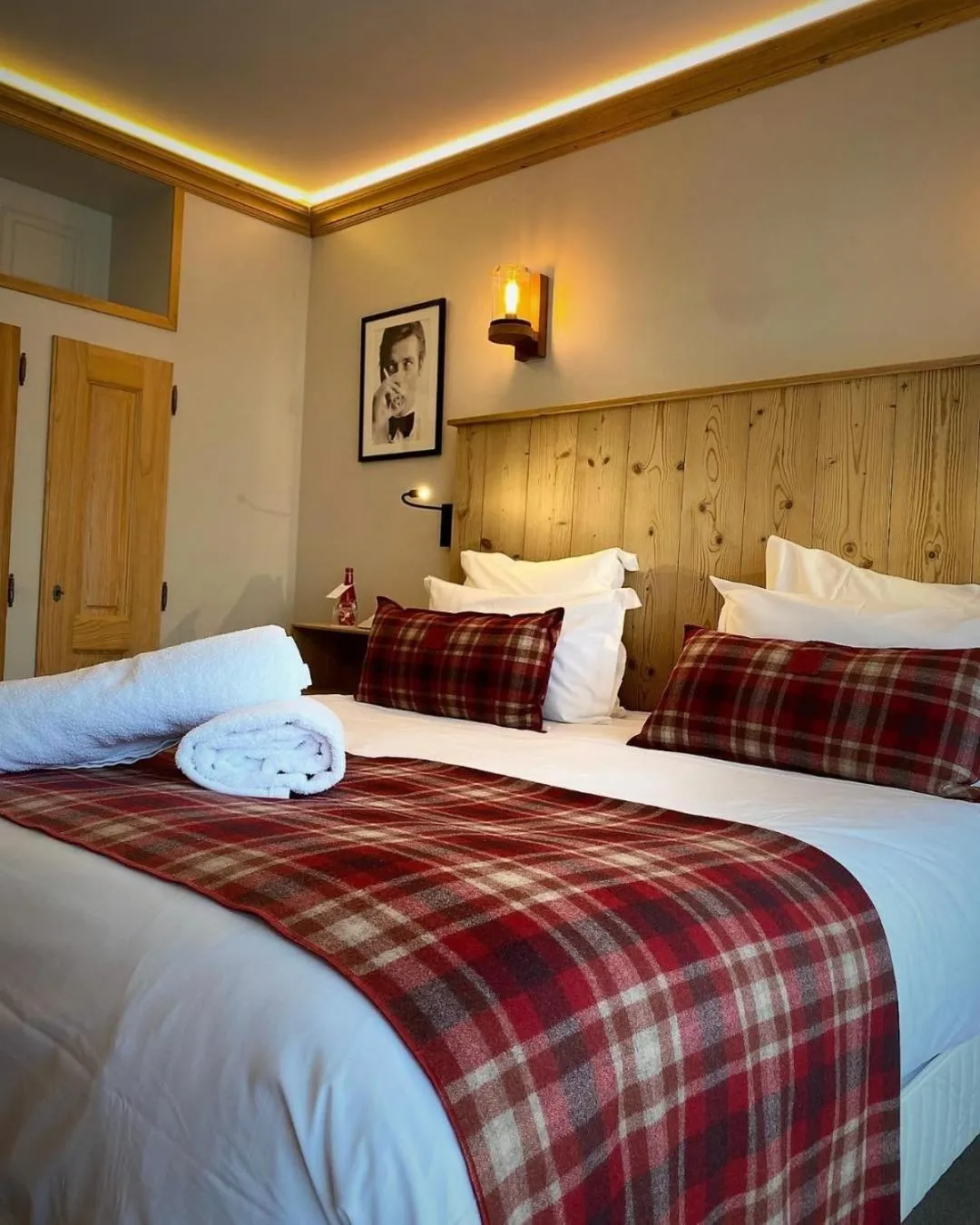 Bedroom, Bed in Hôtel Le Labrador 1971