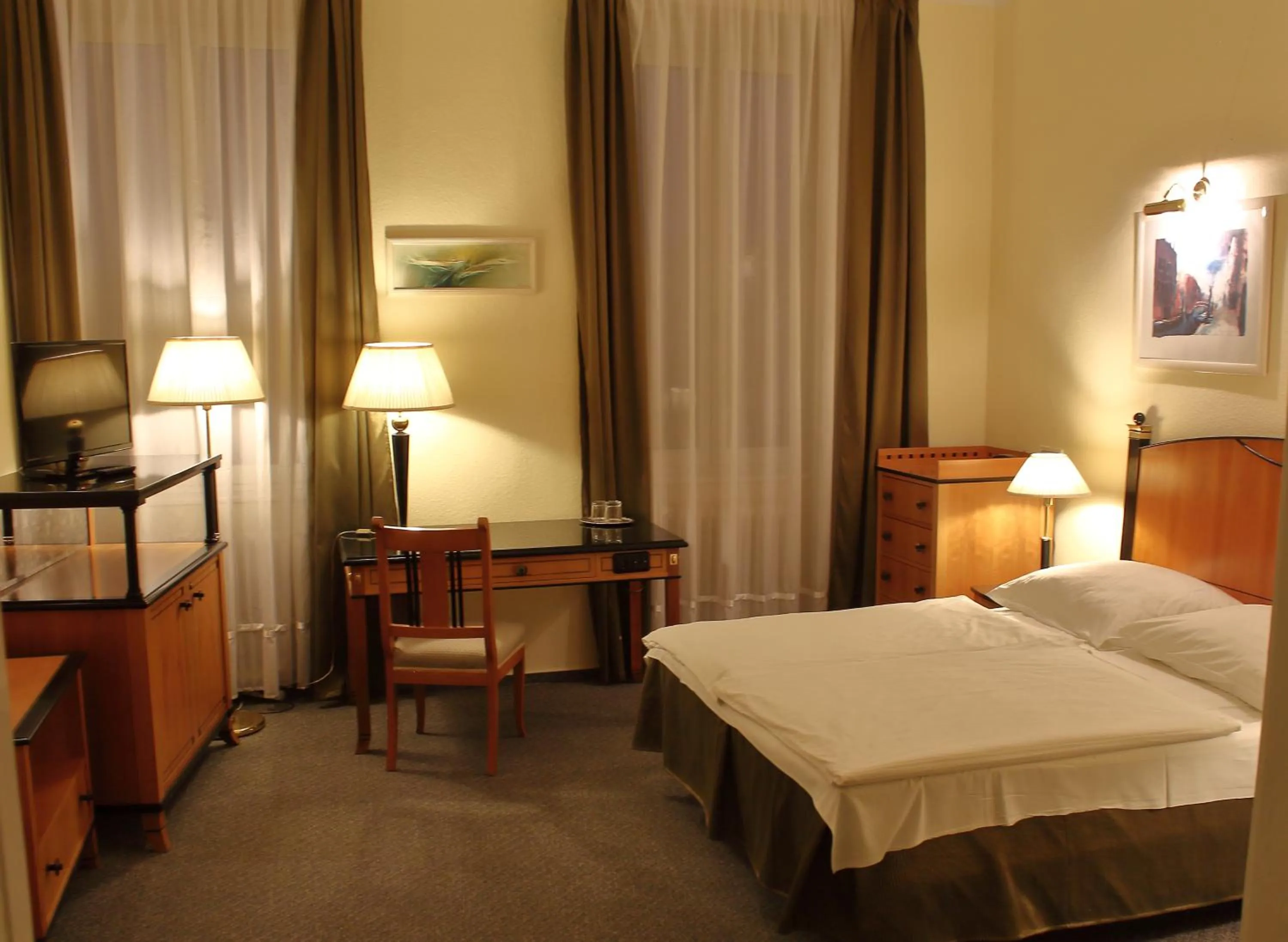 Property building, Bed in Hotel Centrál