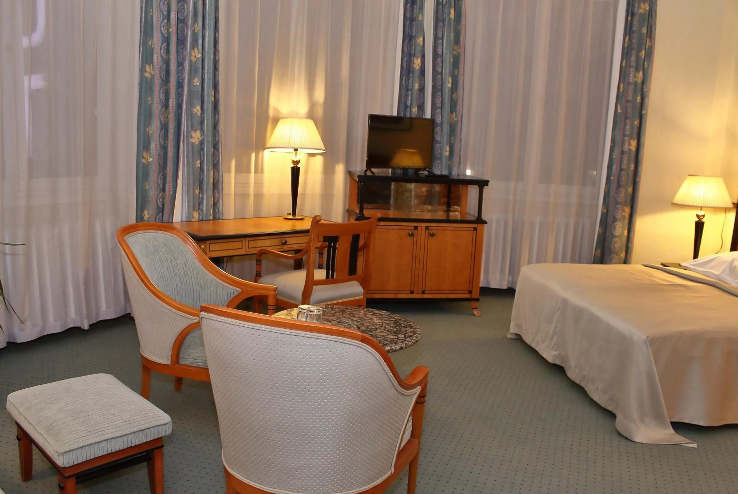 Property building, Bed in Hotel Centrál