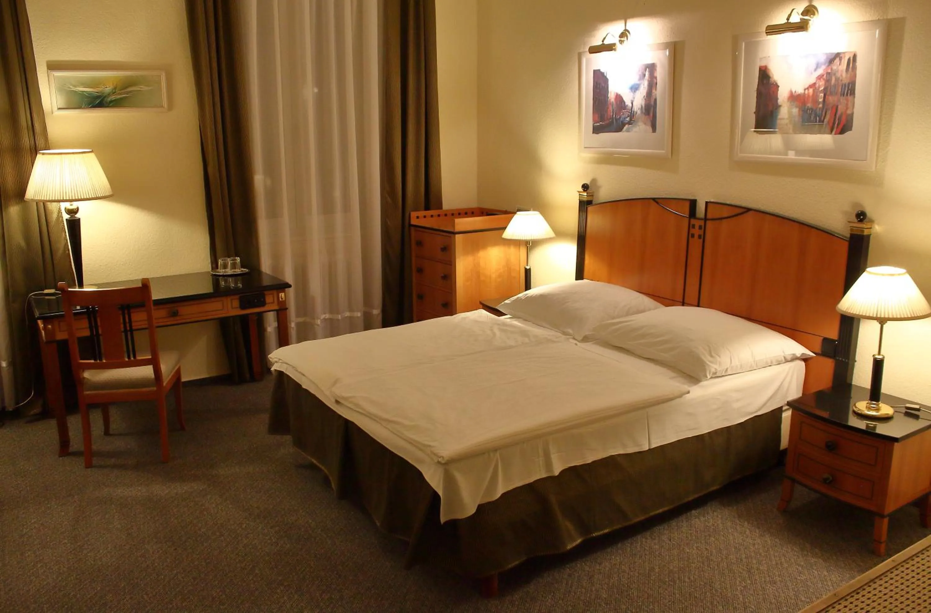 Property building, Bed in Hotel Centrál