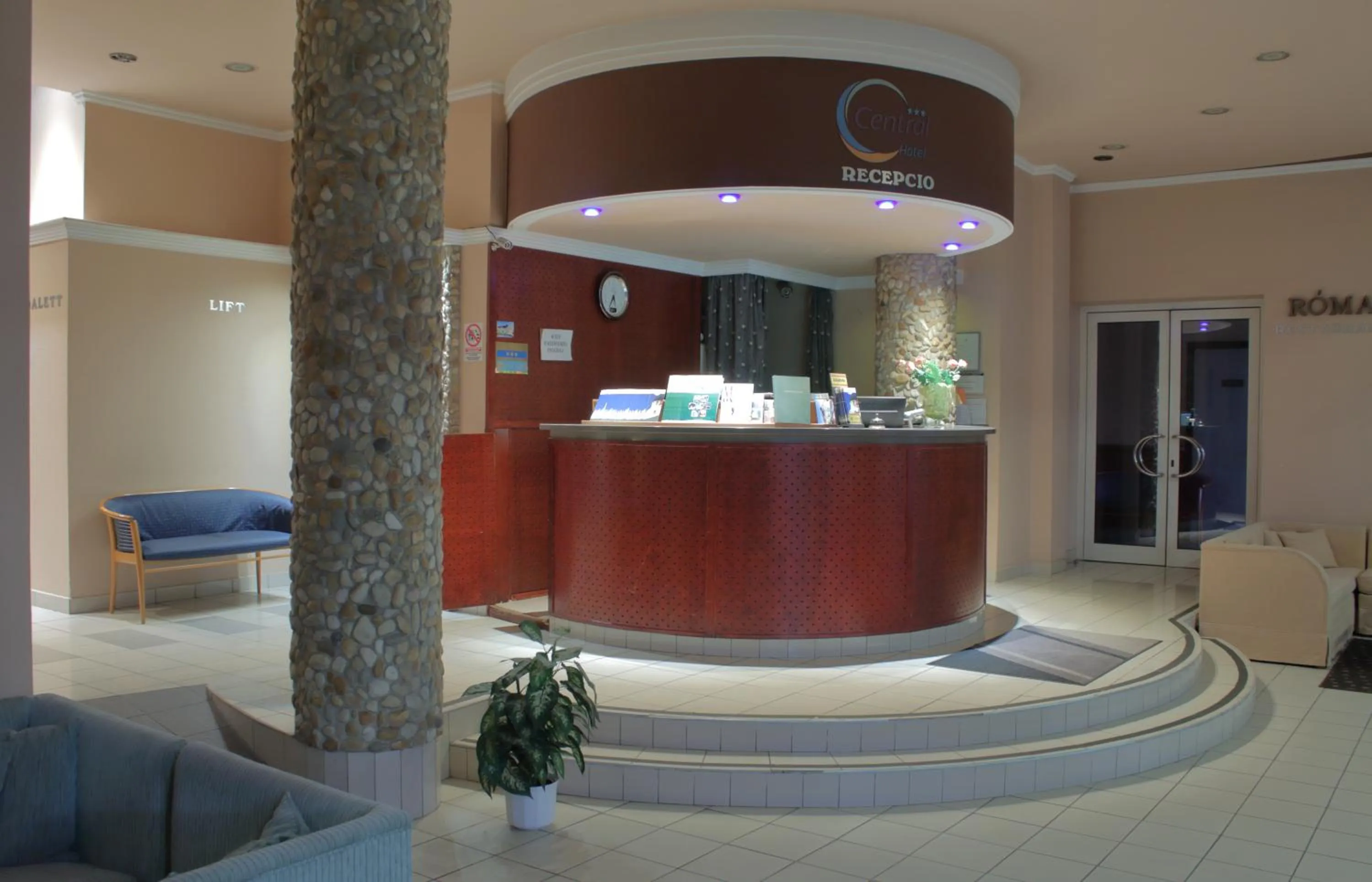 Communal lounge/ TV room in Hotel Centrál