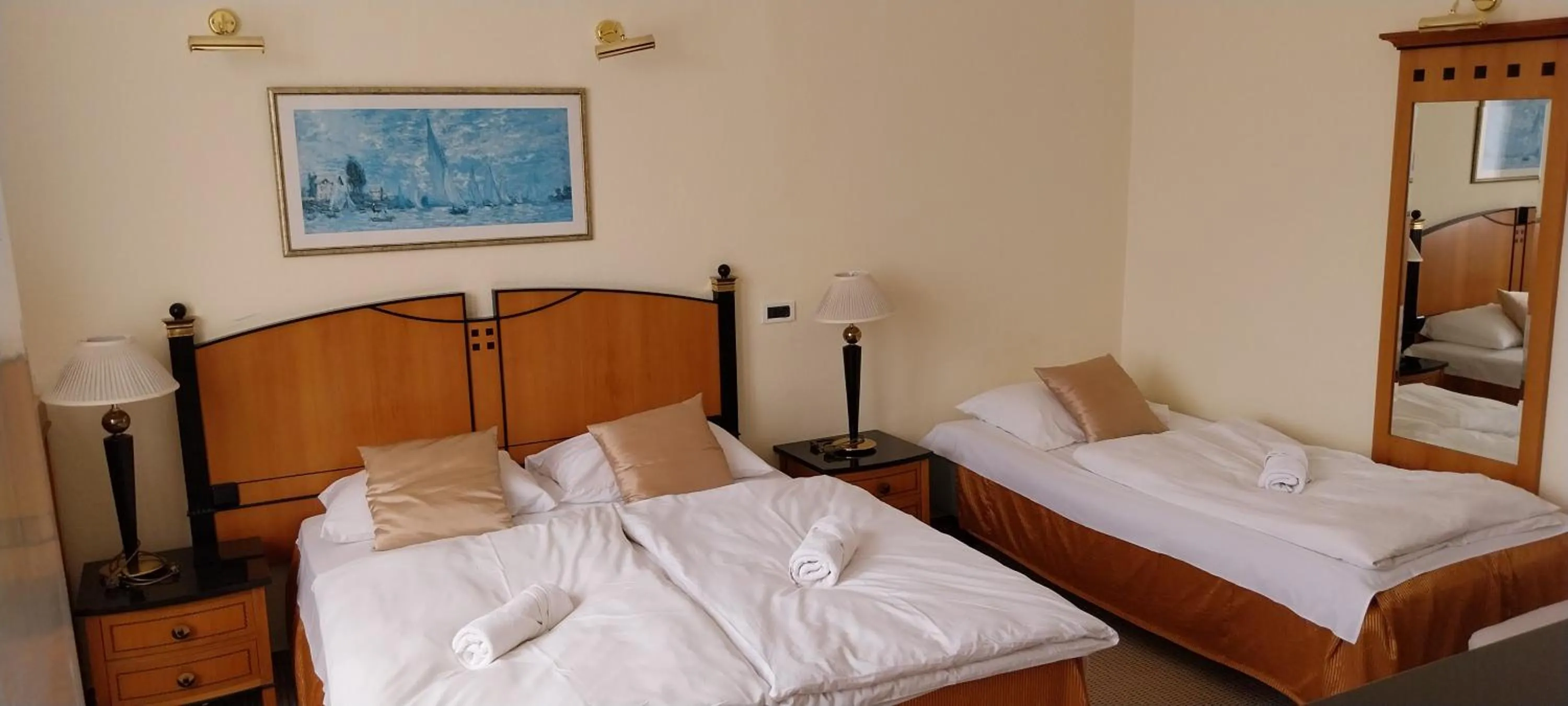 Property building, Bed in Hotel Centrál