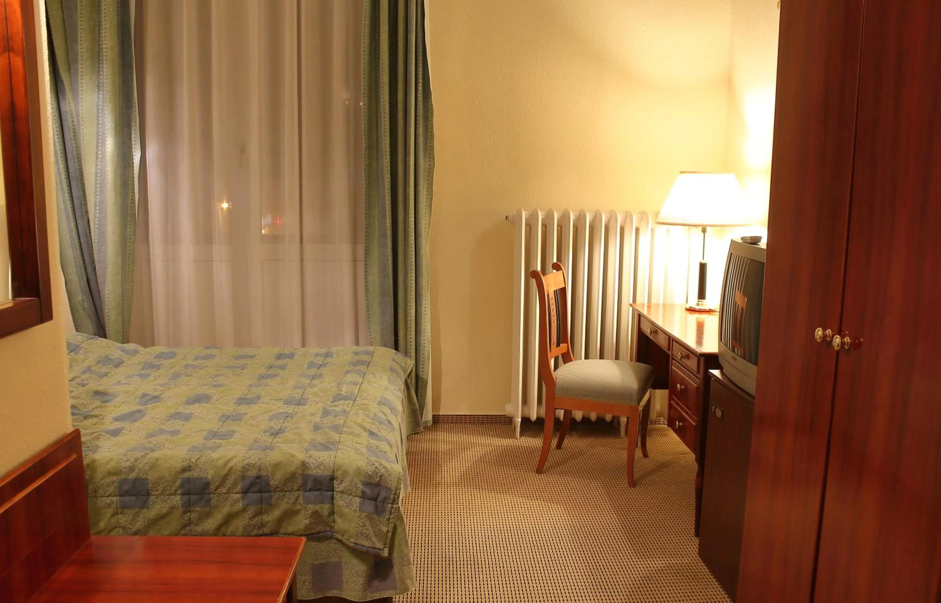 Property building, Bed in Hotel Centrál