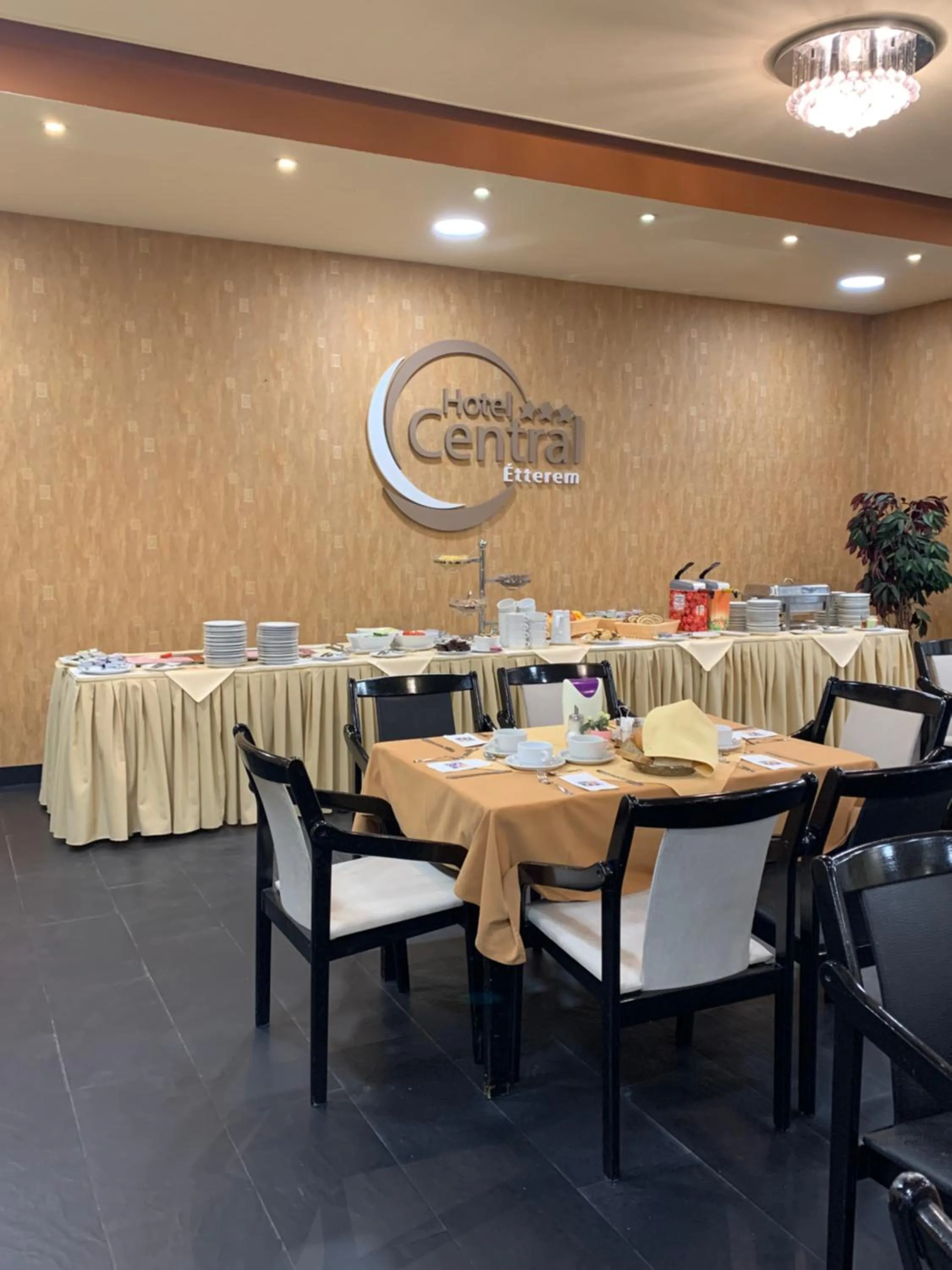 Restaurant/places to eat in Hotel Centrál