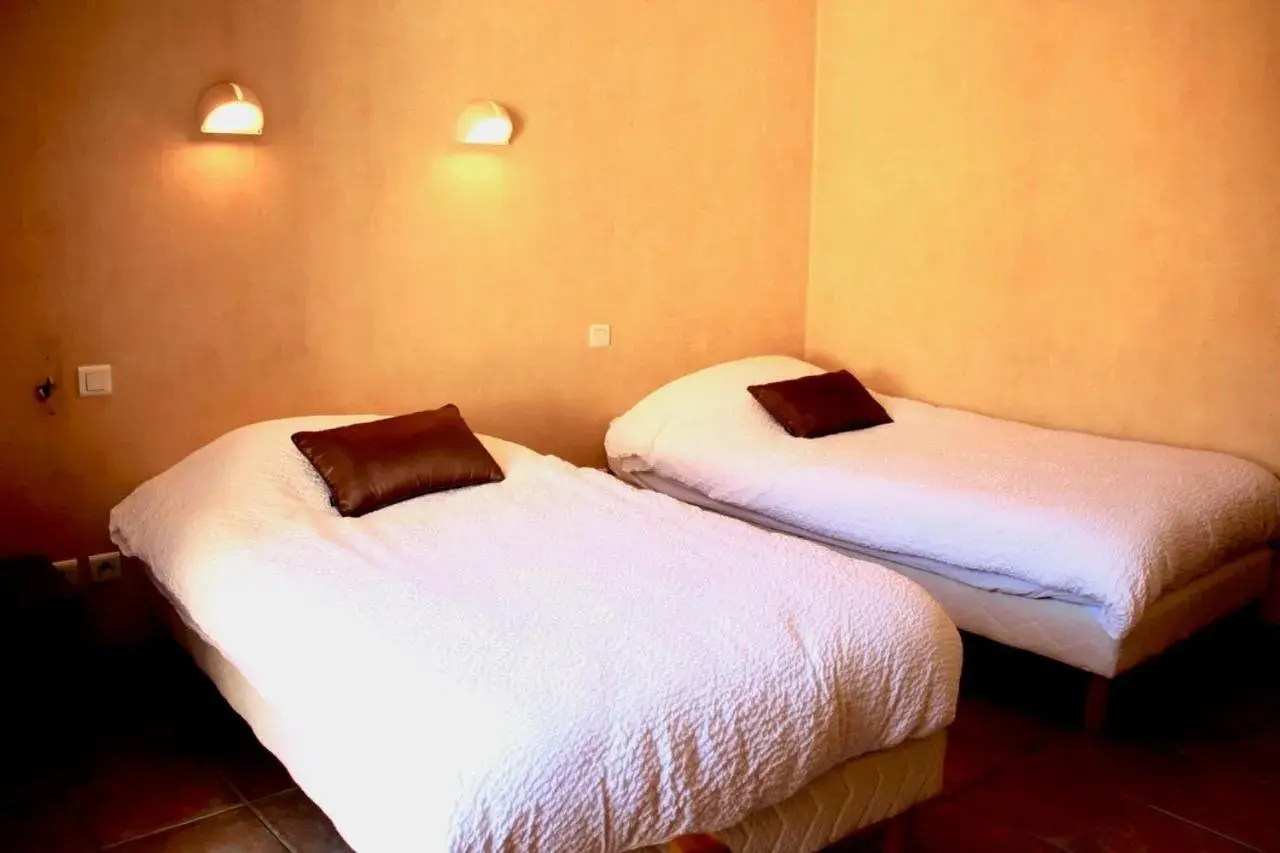 Twin Room in Logis La Chaumière Saint-Maurice Twin Room in Logis La Chaumière Saint-Maurice