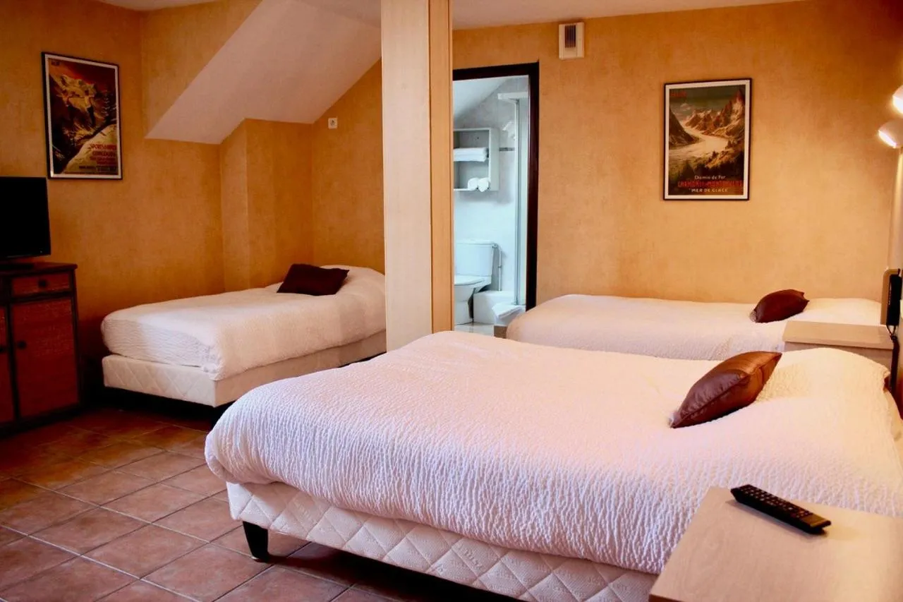 Triple Room in Logis La Chaumière Saint-Maurice