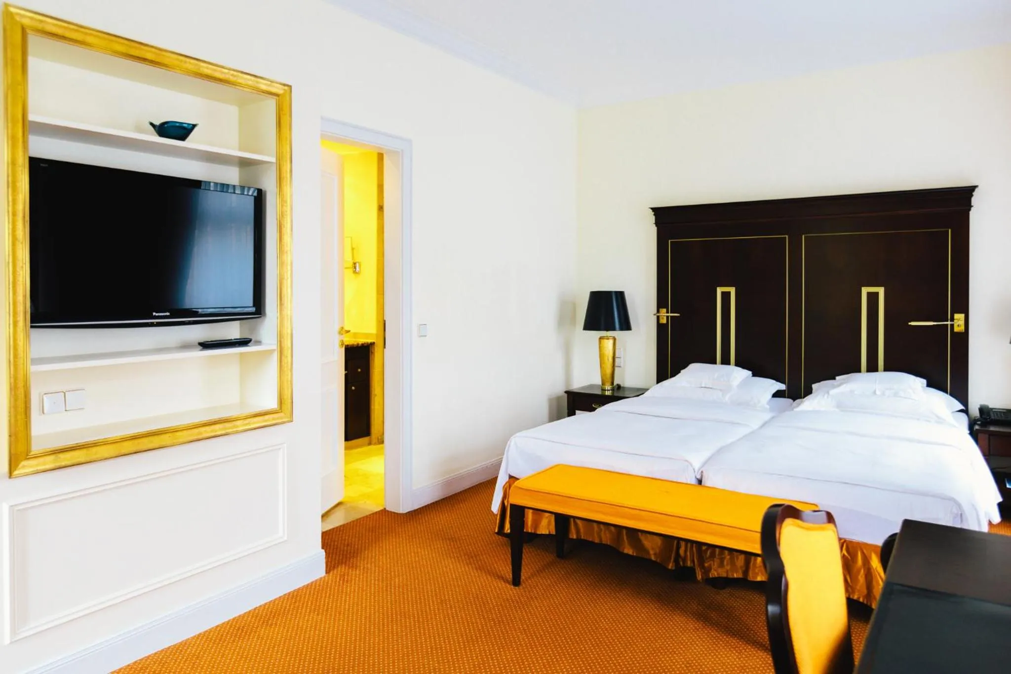 Photo of the whole room, Bed in Relais & Châteaux Bülow Palais