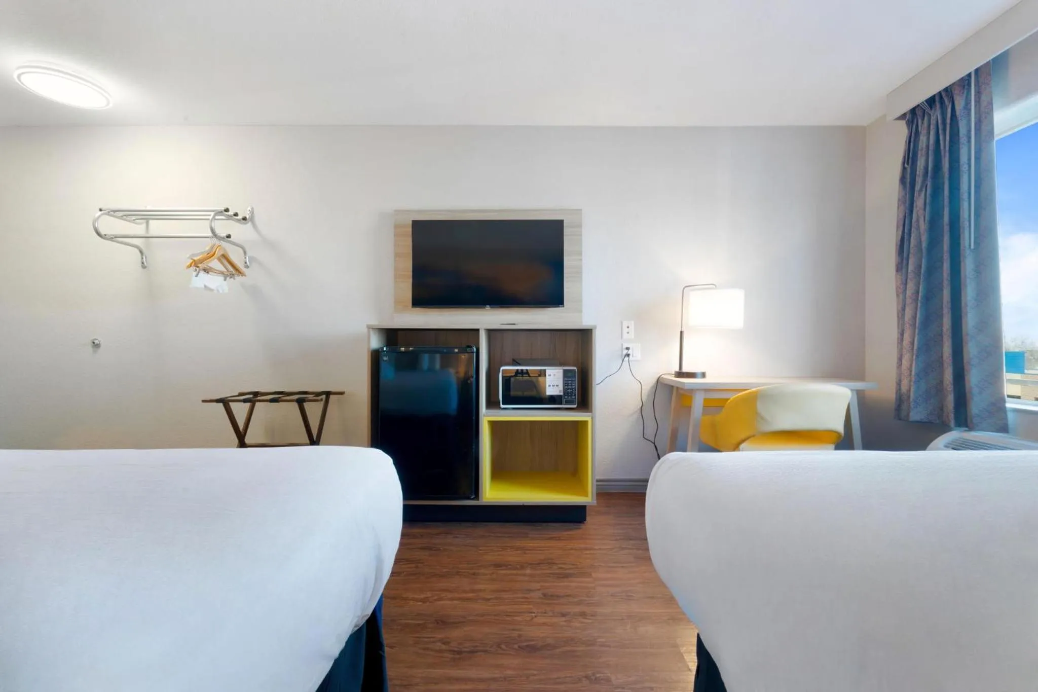 TV and multimedia, Bed in Days Inn by Wyndham Thornton