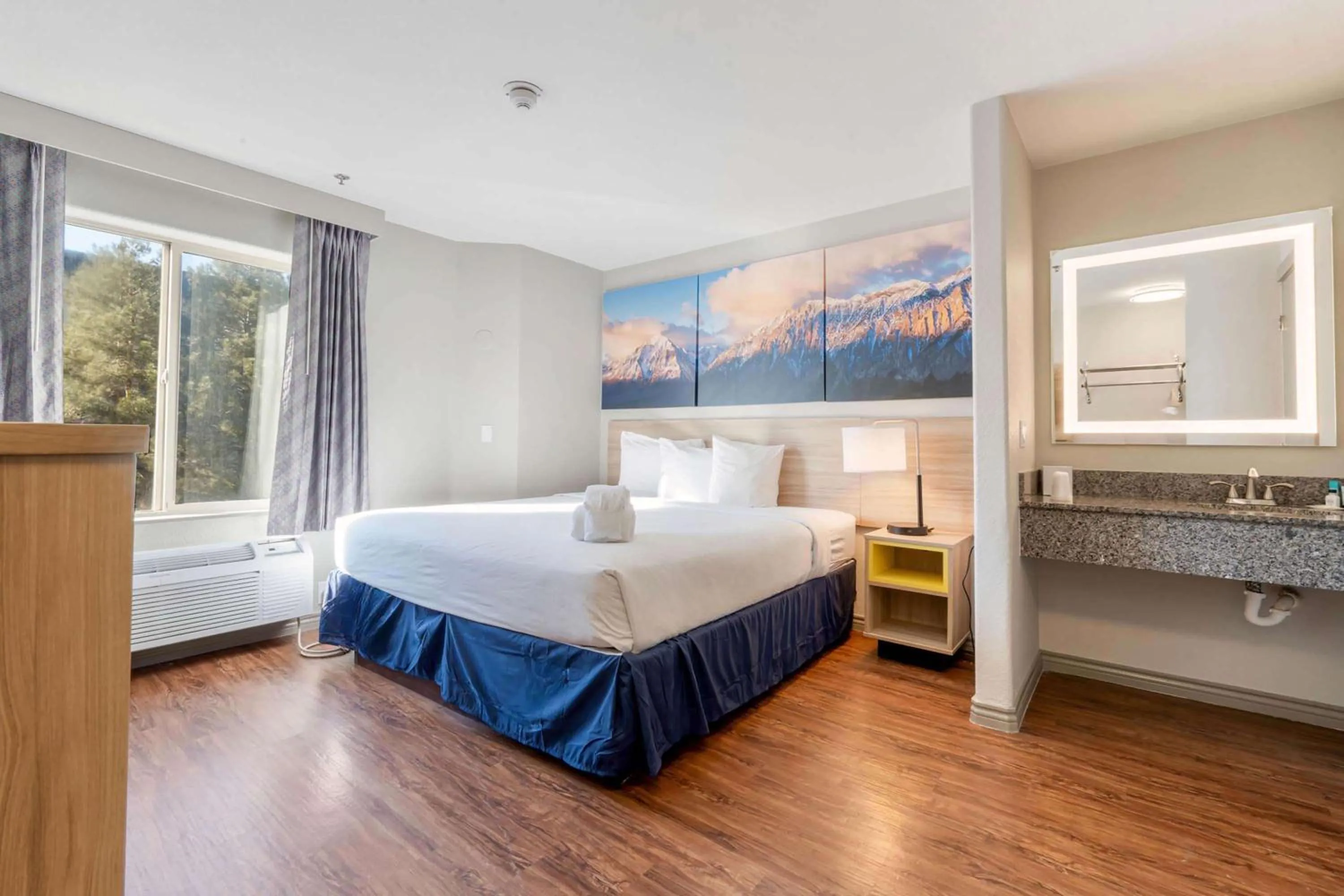 Photo of the whole room, Bed in Days Inn by Wyndham Thornton