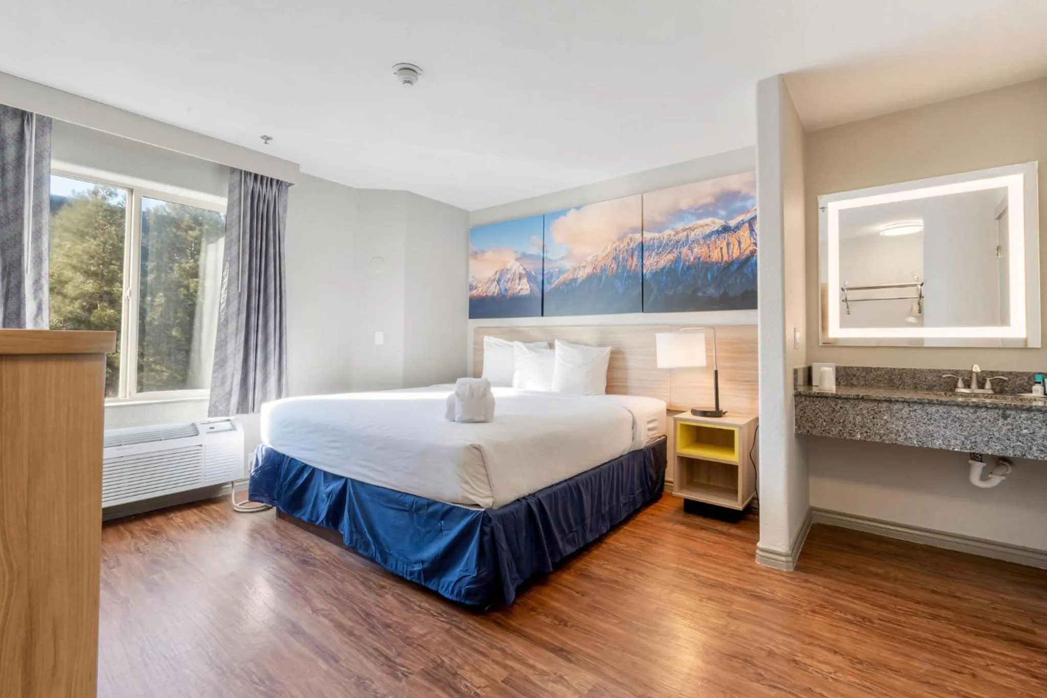 Photo of the whole room, Bed in Days Inn by Wyndham Thornton