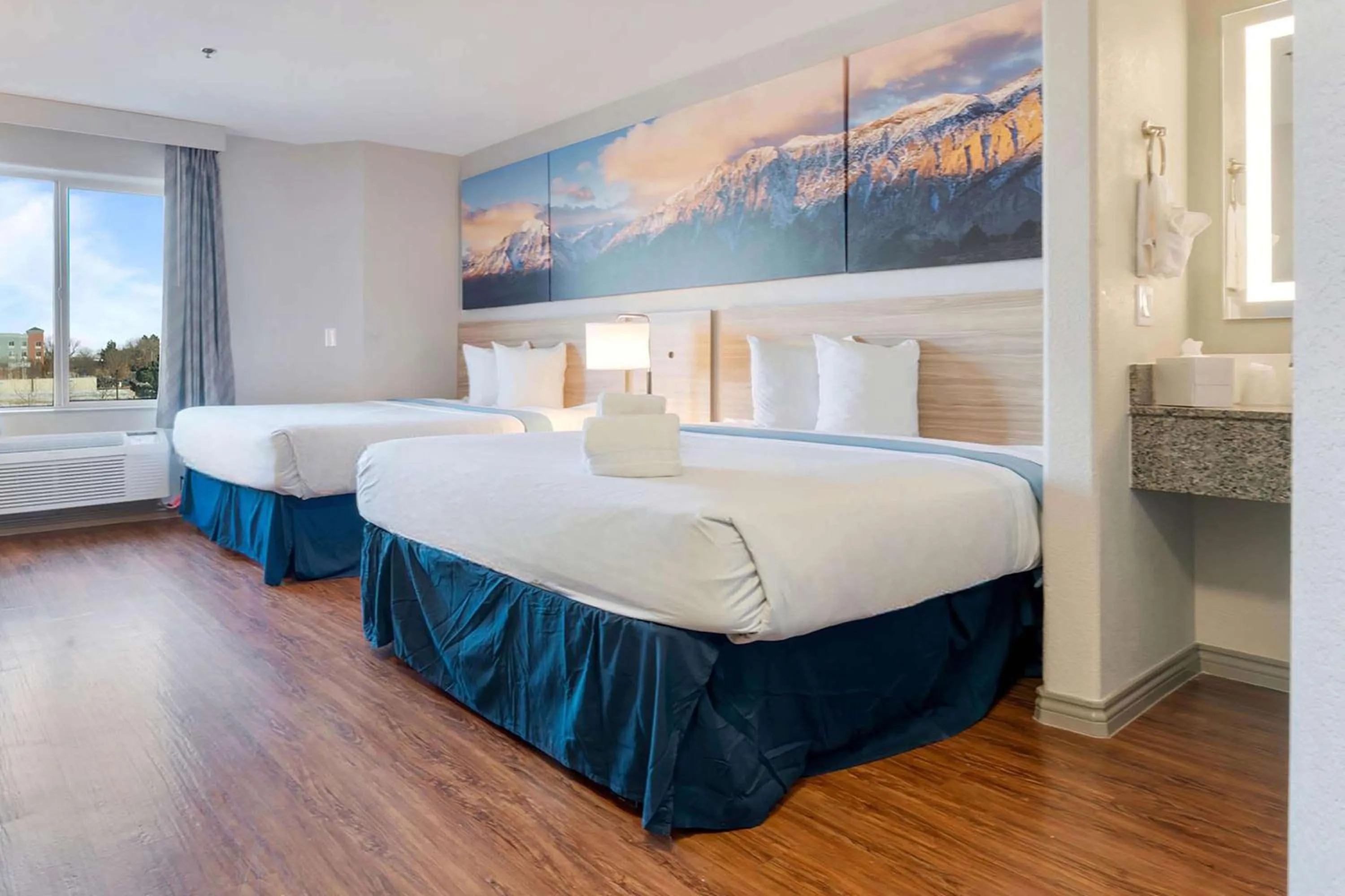 Photo of the whole room, Bed in Days Inn by Wyndham Thornton