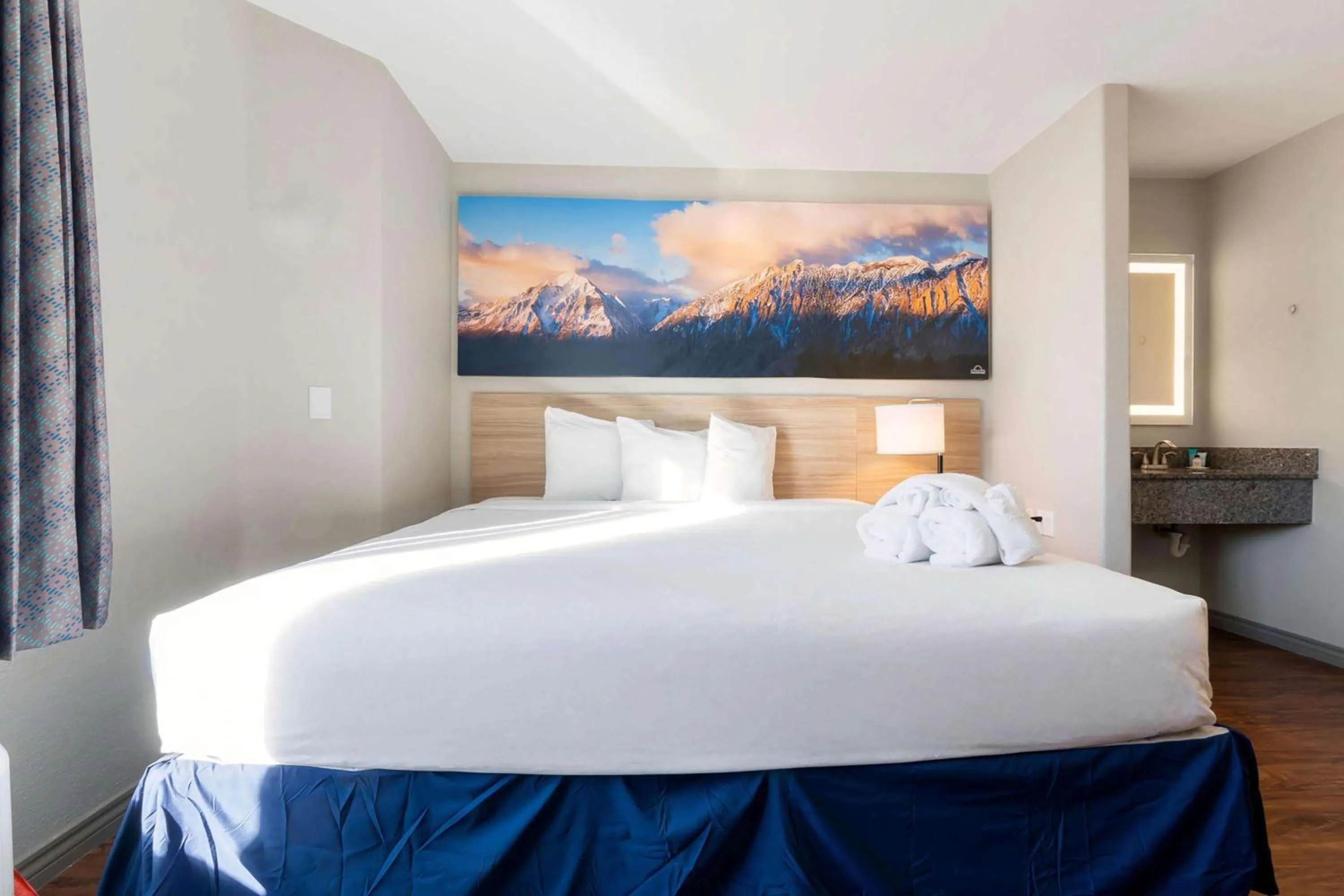 Photo of the whole room, Bed in Days Inn by Wyndham Thornton