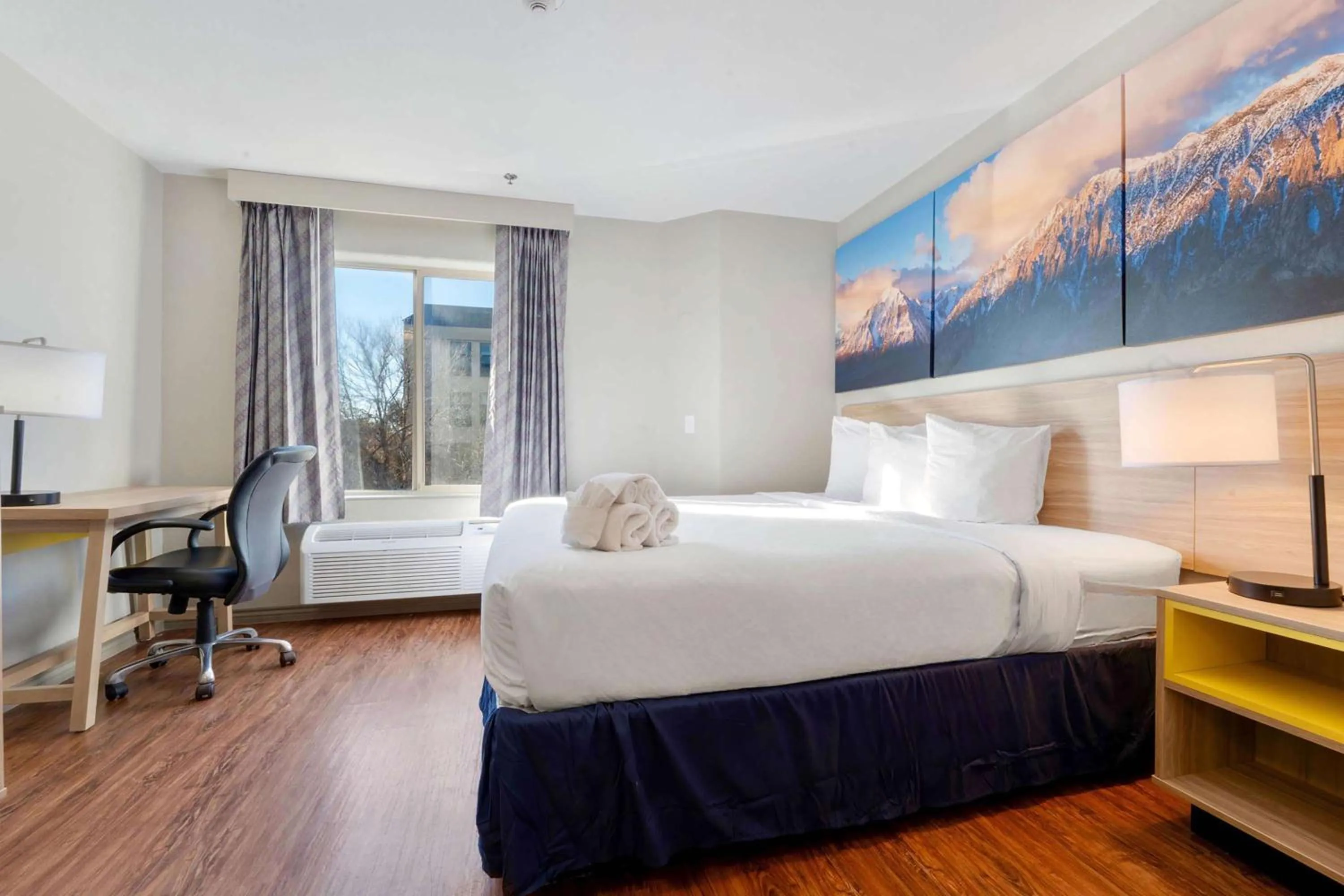 Photo of the whole room, Bed in Days Inn by Wyndham Thornton