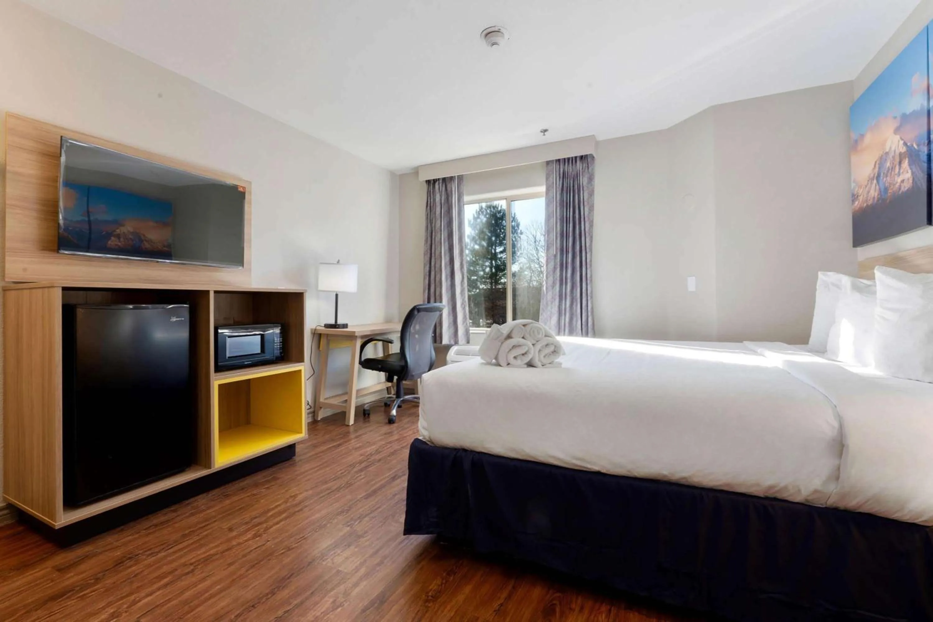 Photo of the whole room, Bed in Days Inn by Wyndham Thornton