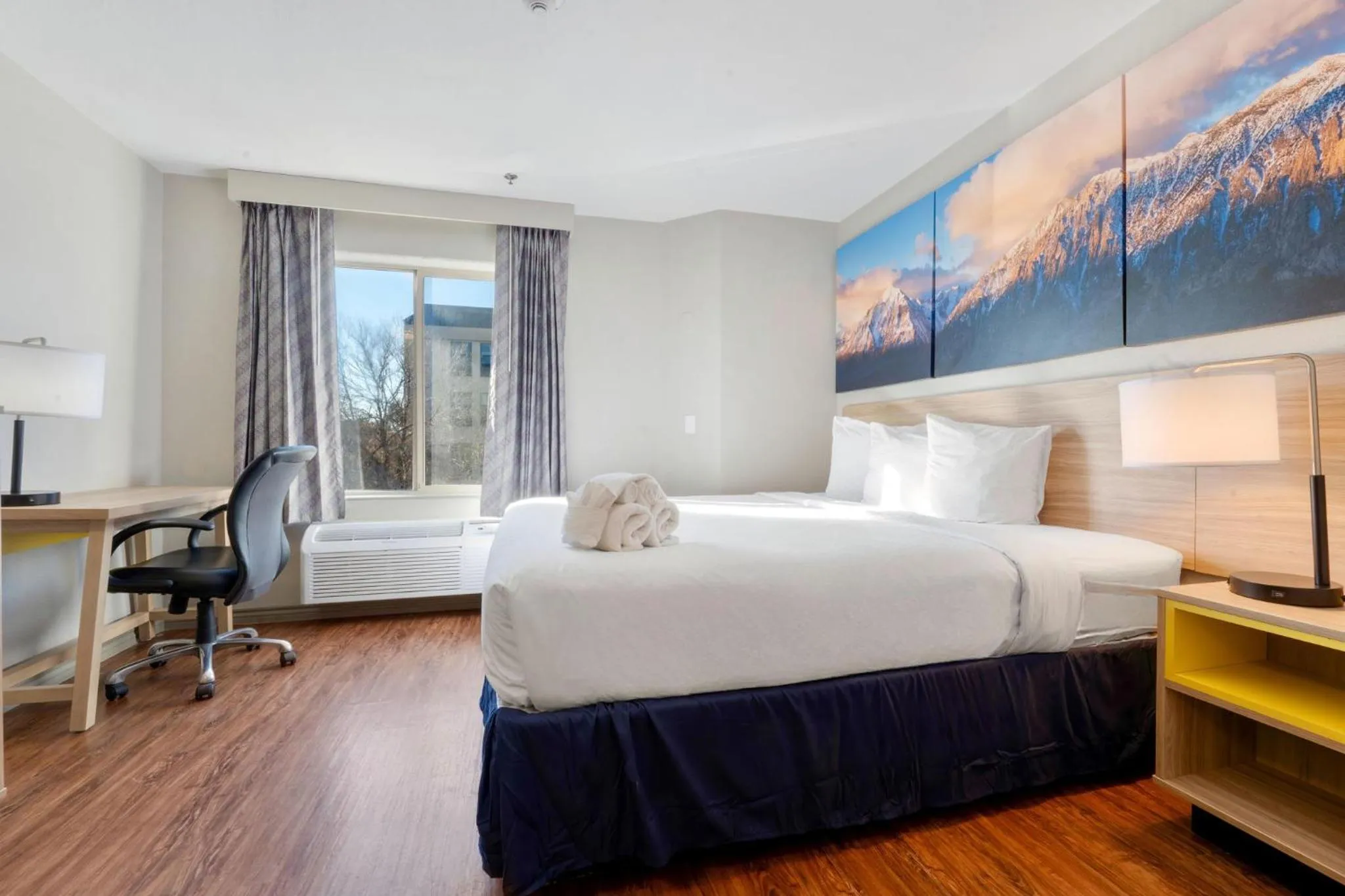 Bedroom, Bed in Days Inn by Wyndham Thornton