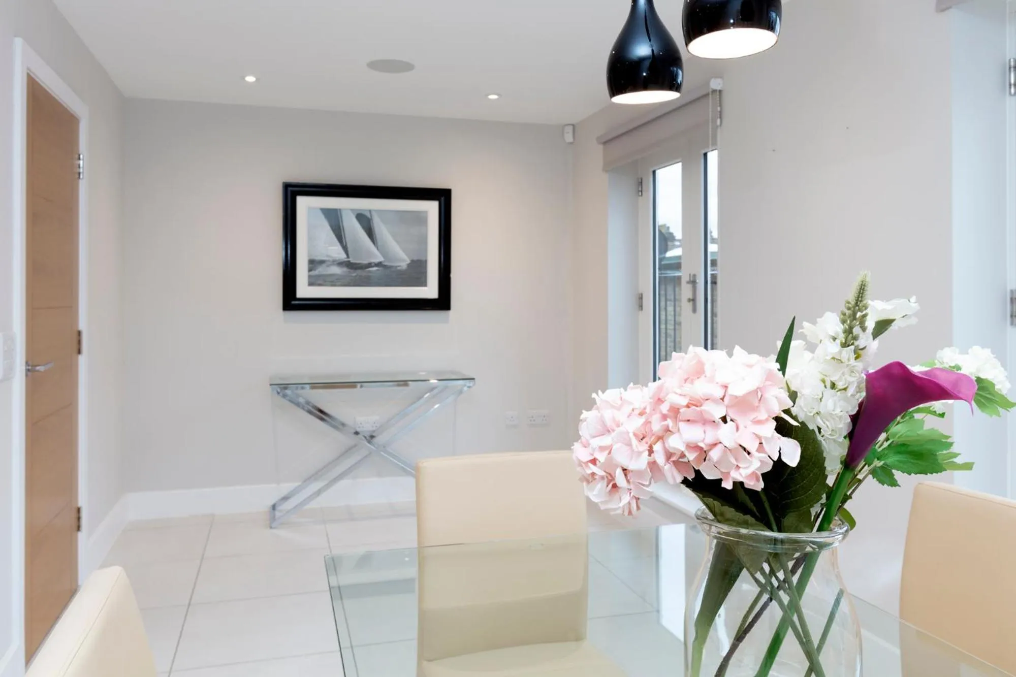 Stunning Central Windsor Town House With Parking