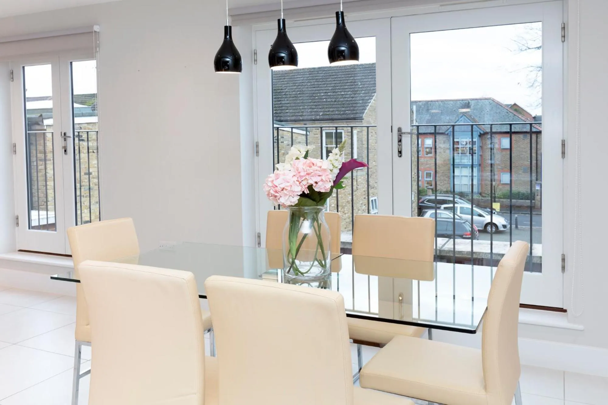 Stunning Central Windsor Town House With Parking