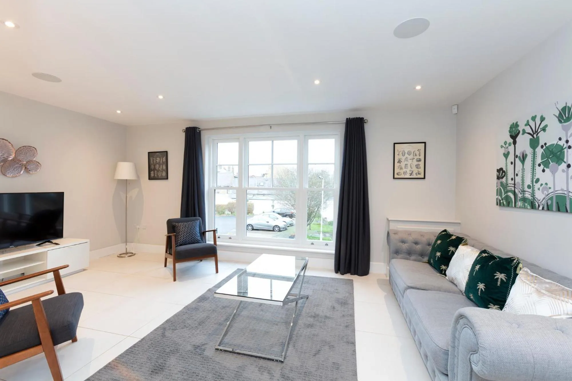 Stunning Central Windsor Town House With Parking
