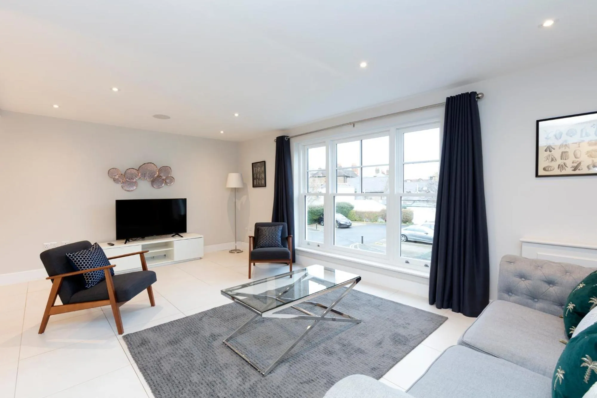 Stunning Central Windsor Town House With Parking