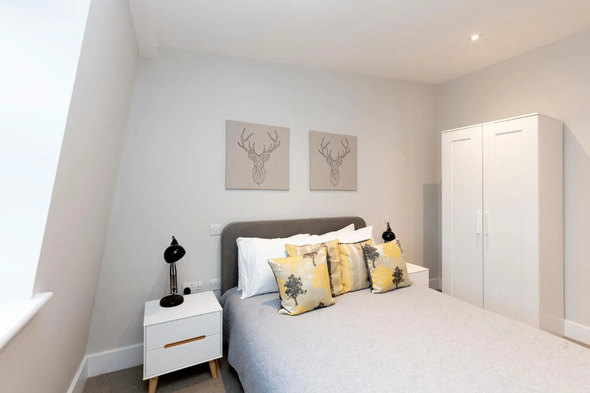 Bed in Stunning Central Windsor Town House With Parking