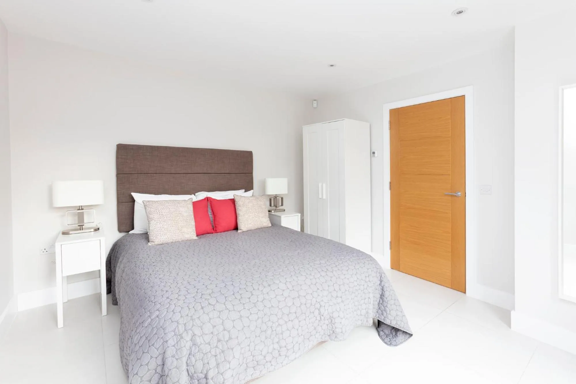 Bed in Stunning Central Windsor Town House With Parking