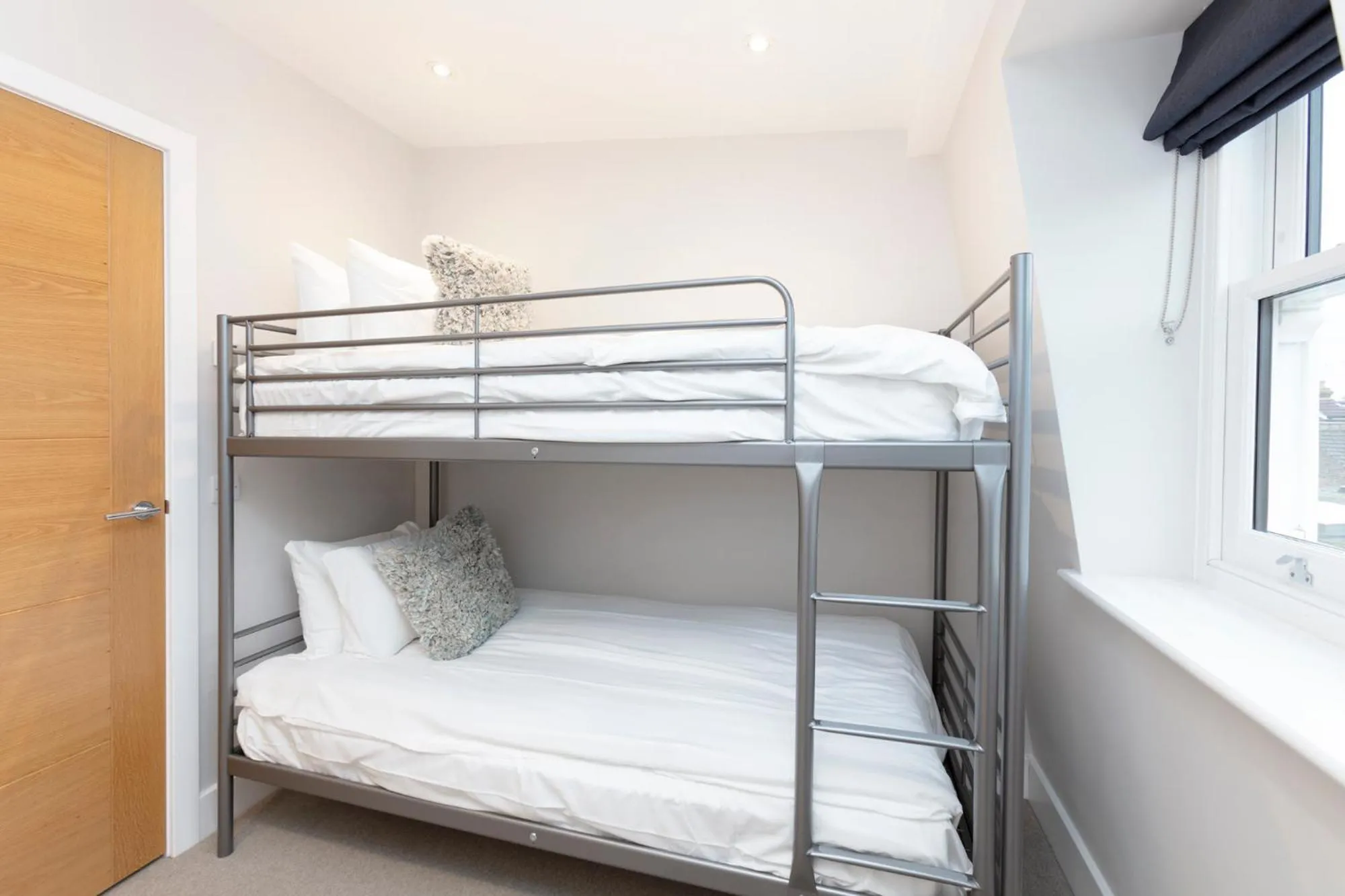 Bed in Stunning Central Windsor Town House With Parking