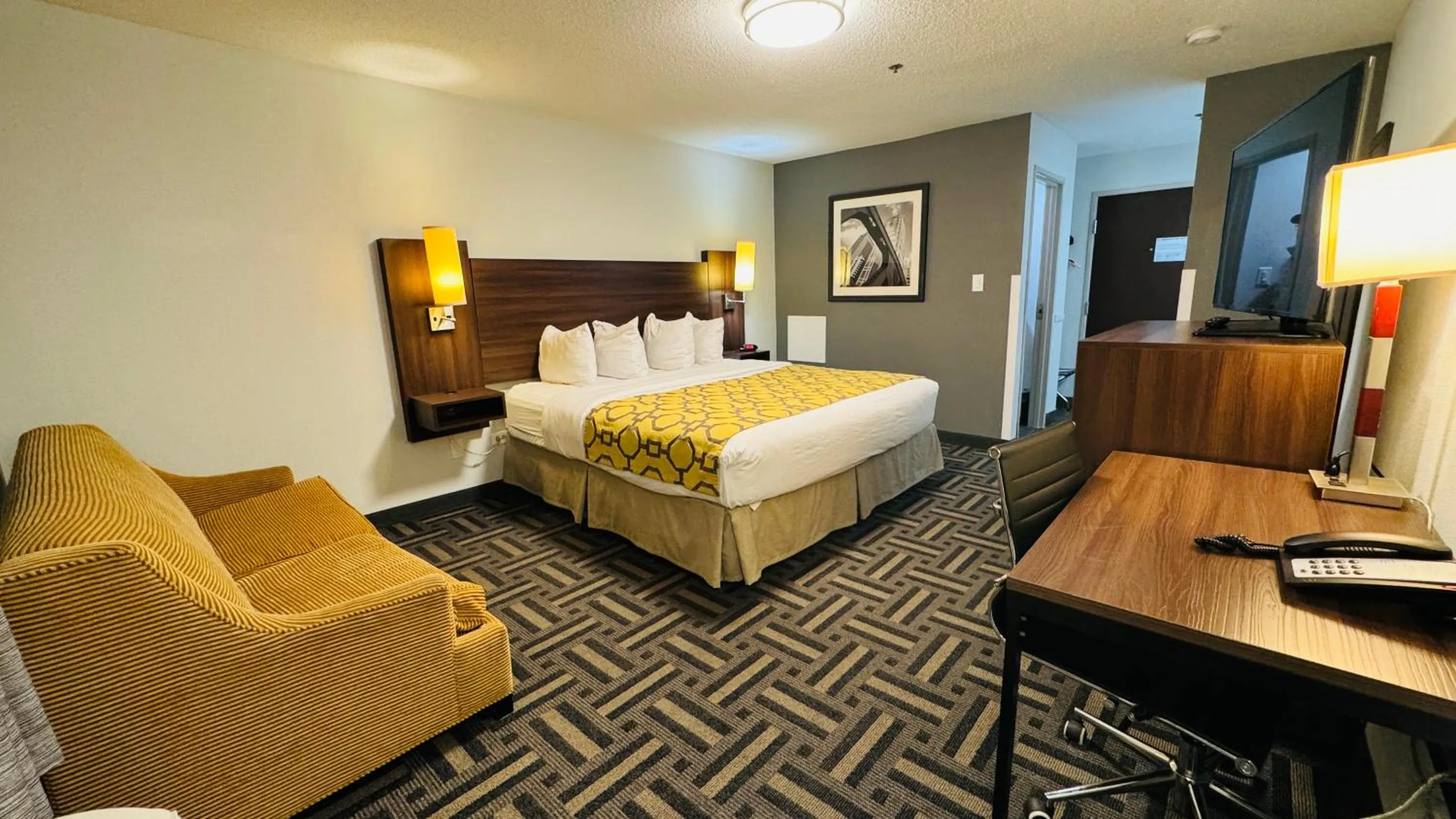 Photo of the whole room, Bed in Baymont by Wyndham Chicago/Calumet City