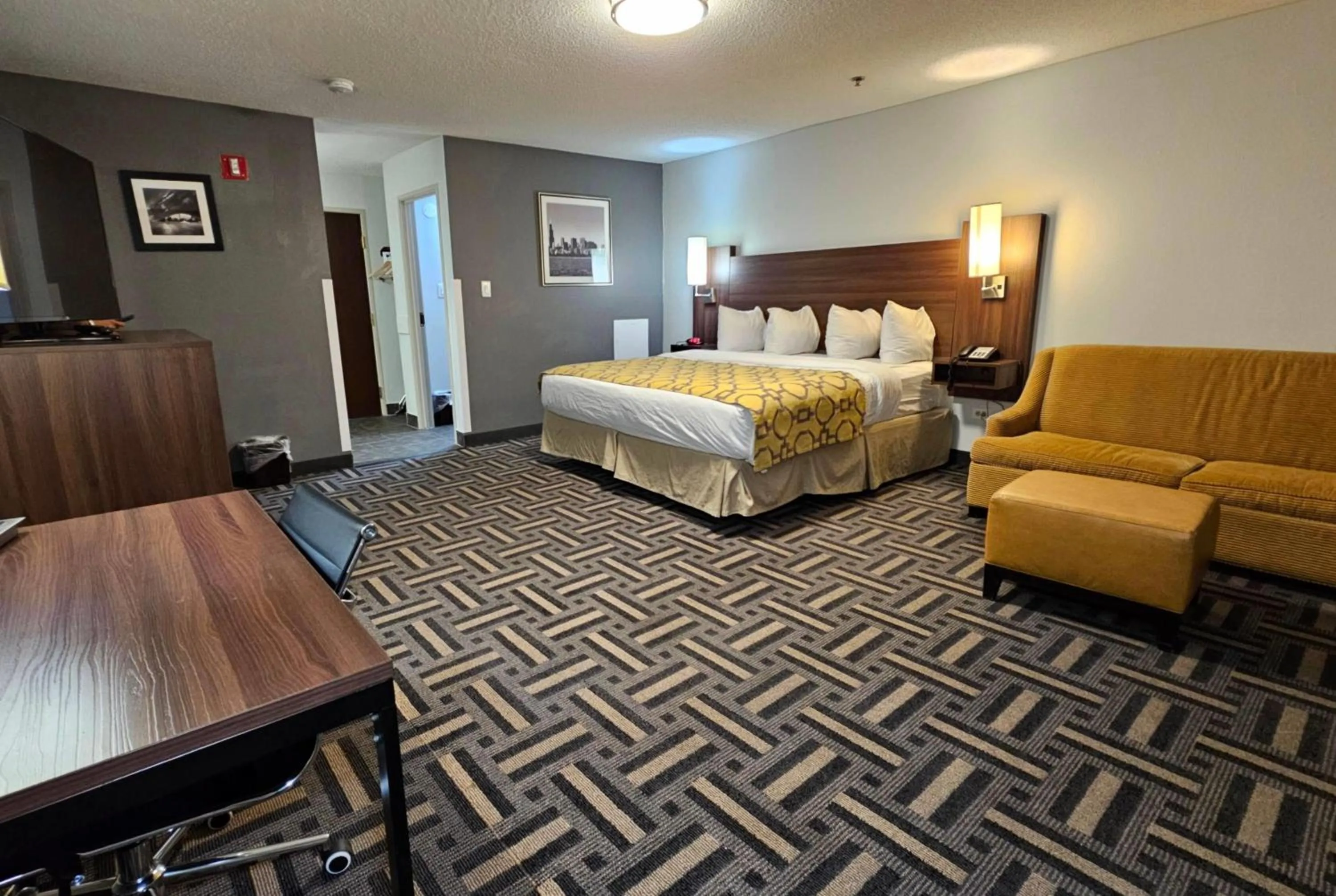 Photo of the whole room, Bed in Baymont by Wyndham Chicago/Calumet City