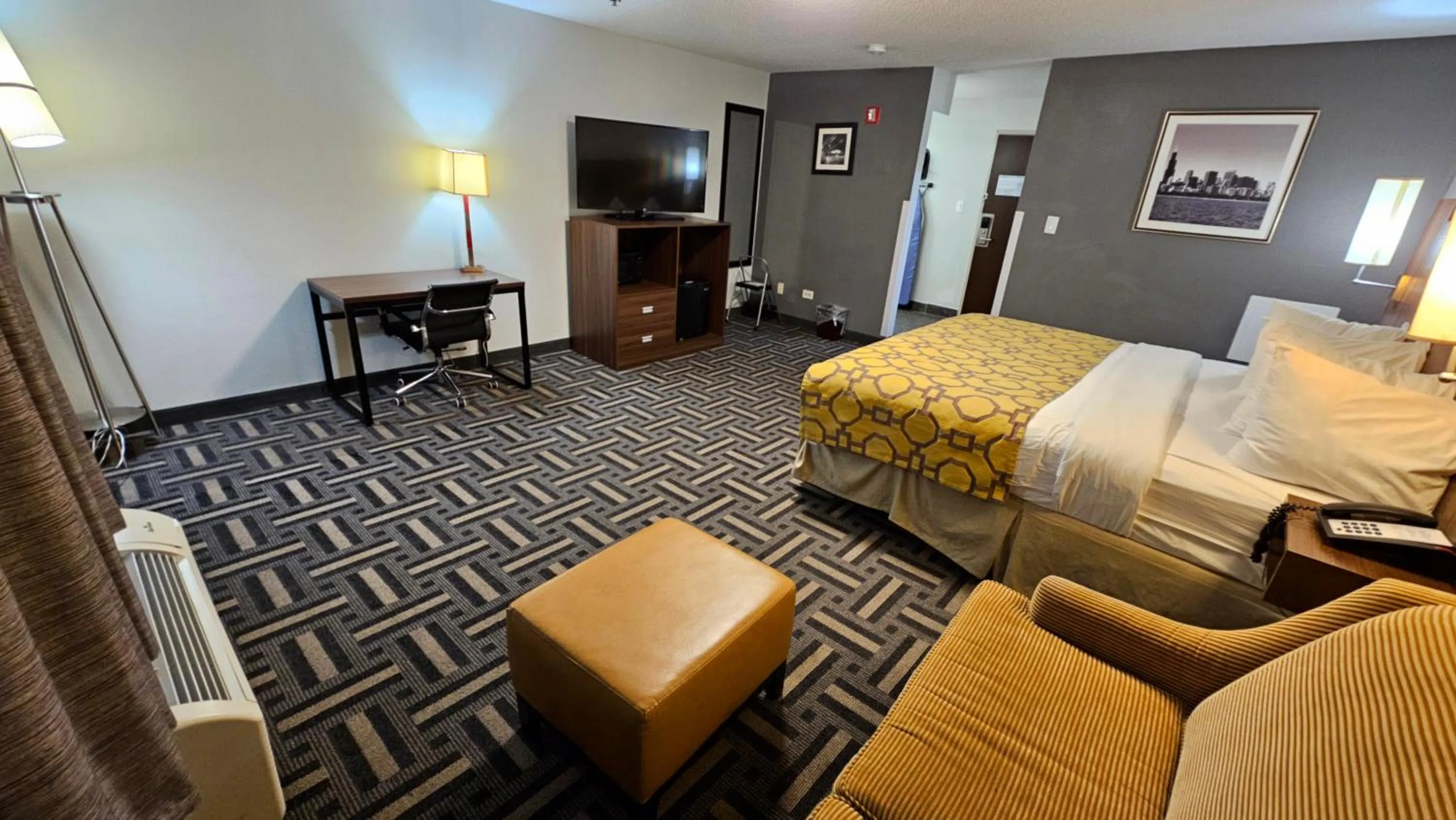 Photo of the whole room, Bed in Baymont by Wyndham Chicago/Calumet City