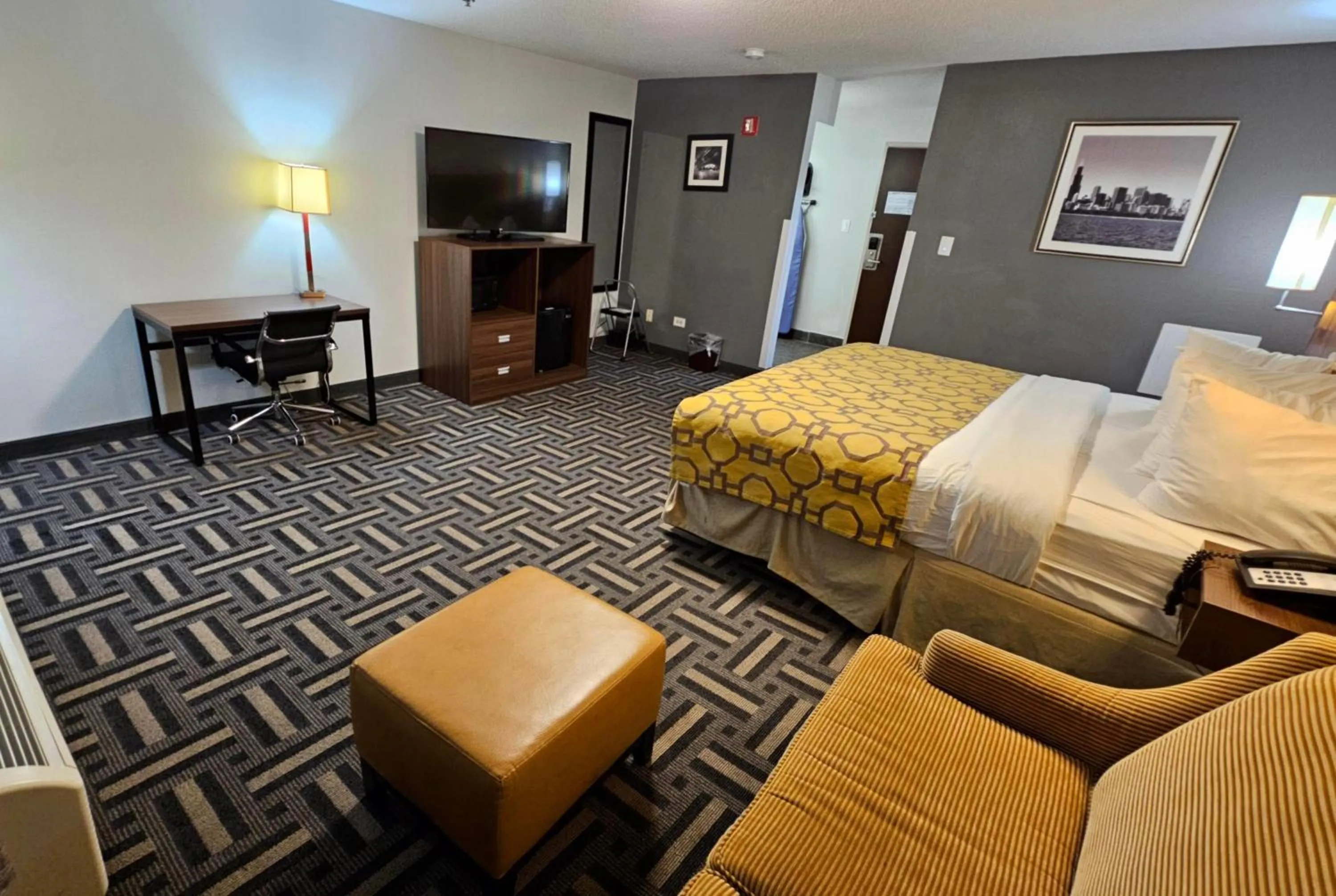 Photo of the whole room, Bed in Baymont by Wyndham Chicago/Calumet City