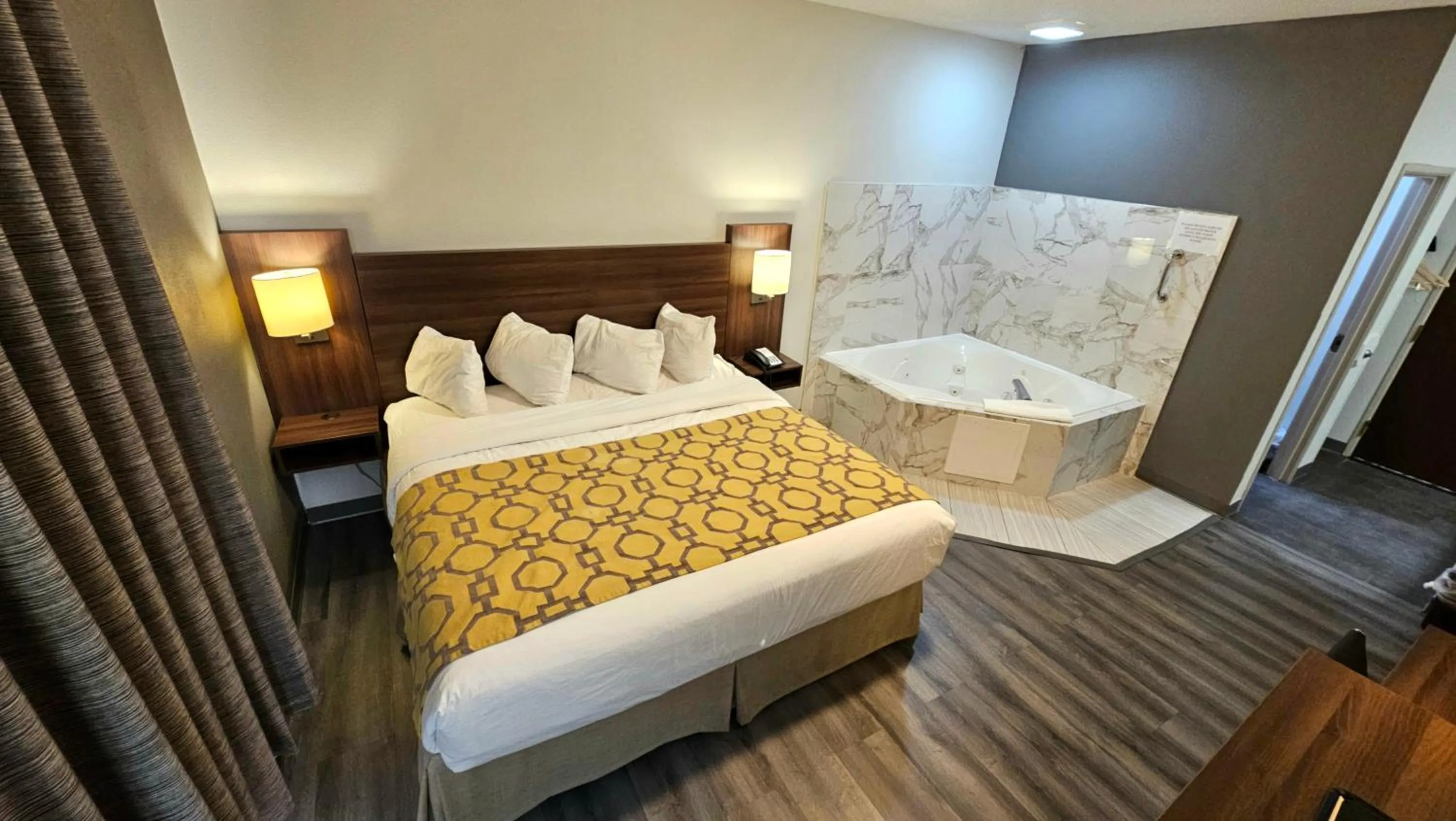 Photo of the whole room, Bed in Baymont by Wyndham Chicago/Calumet City