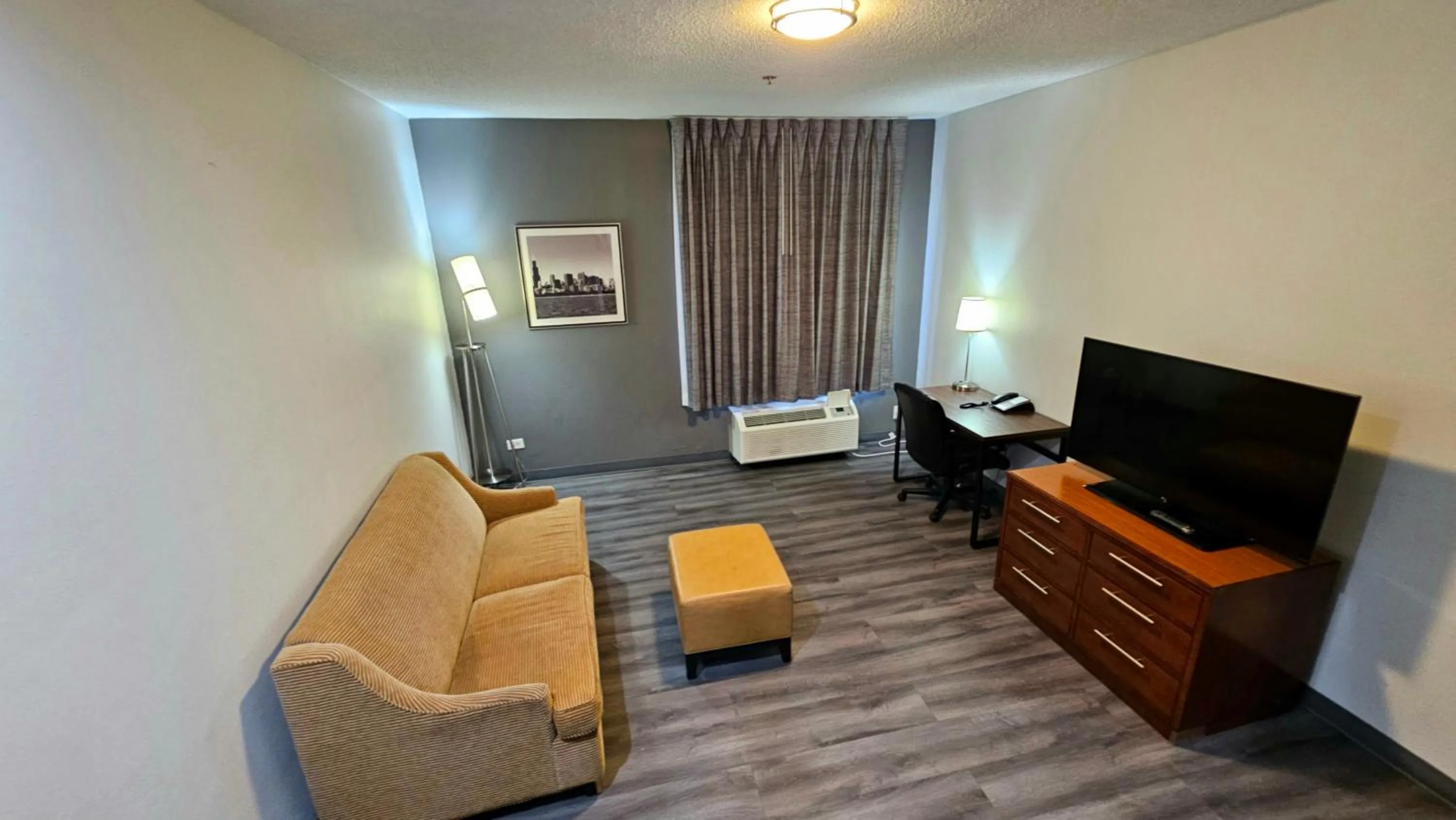 Living room in Baymont by Wyndham Chicago/Calumet City