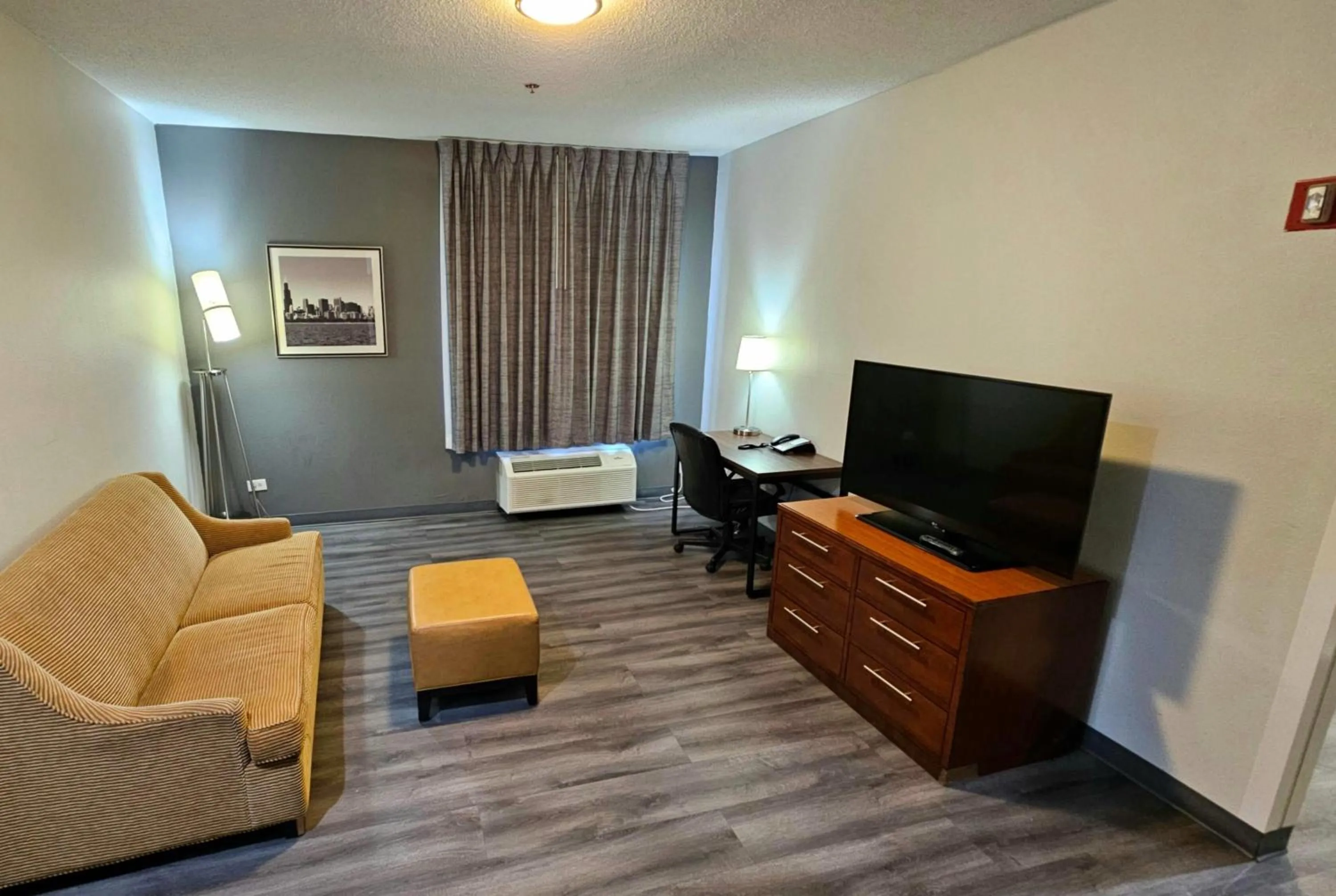 Photo of the whole room in Baymont by Wyndham Chicago/Calumet City