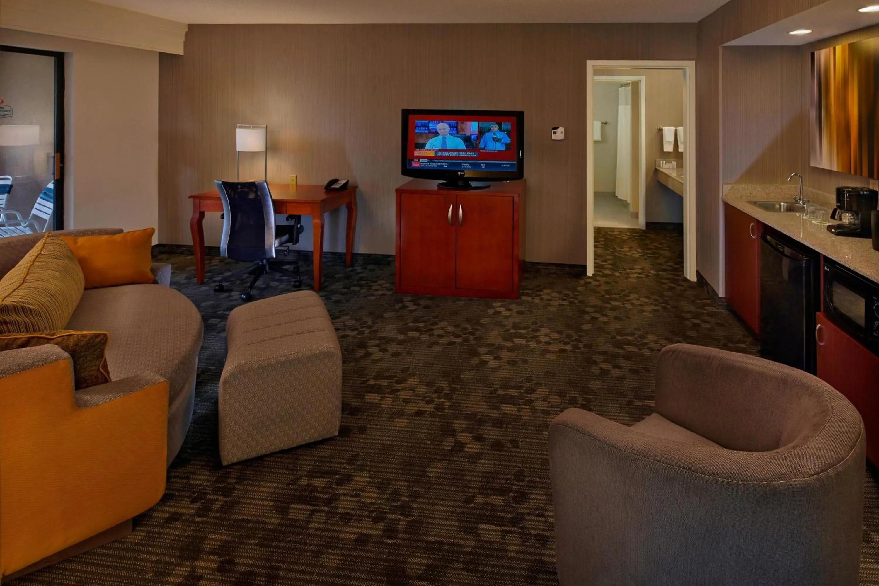 Living room in Courtyard by Marriott Providence Warwick