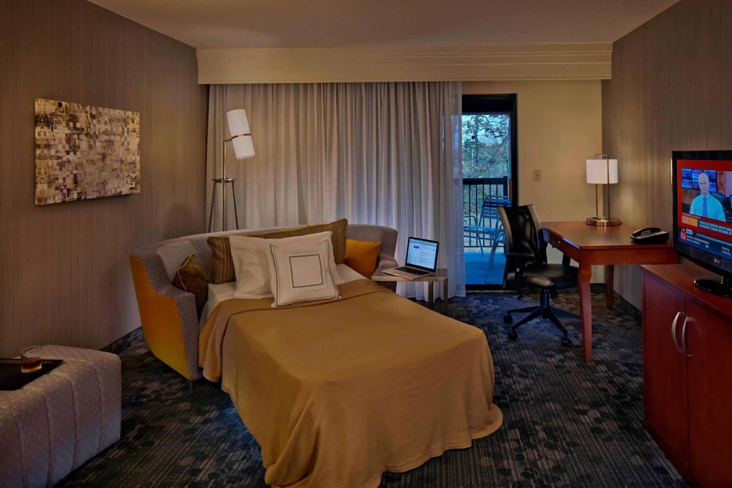 Photo of the whole room, Bed in Courtyard by Marriott Providence Warwick