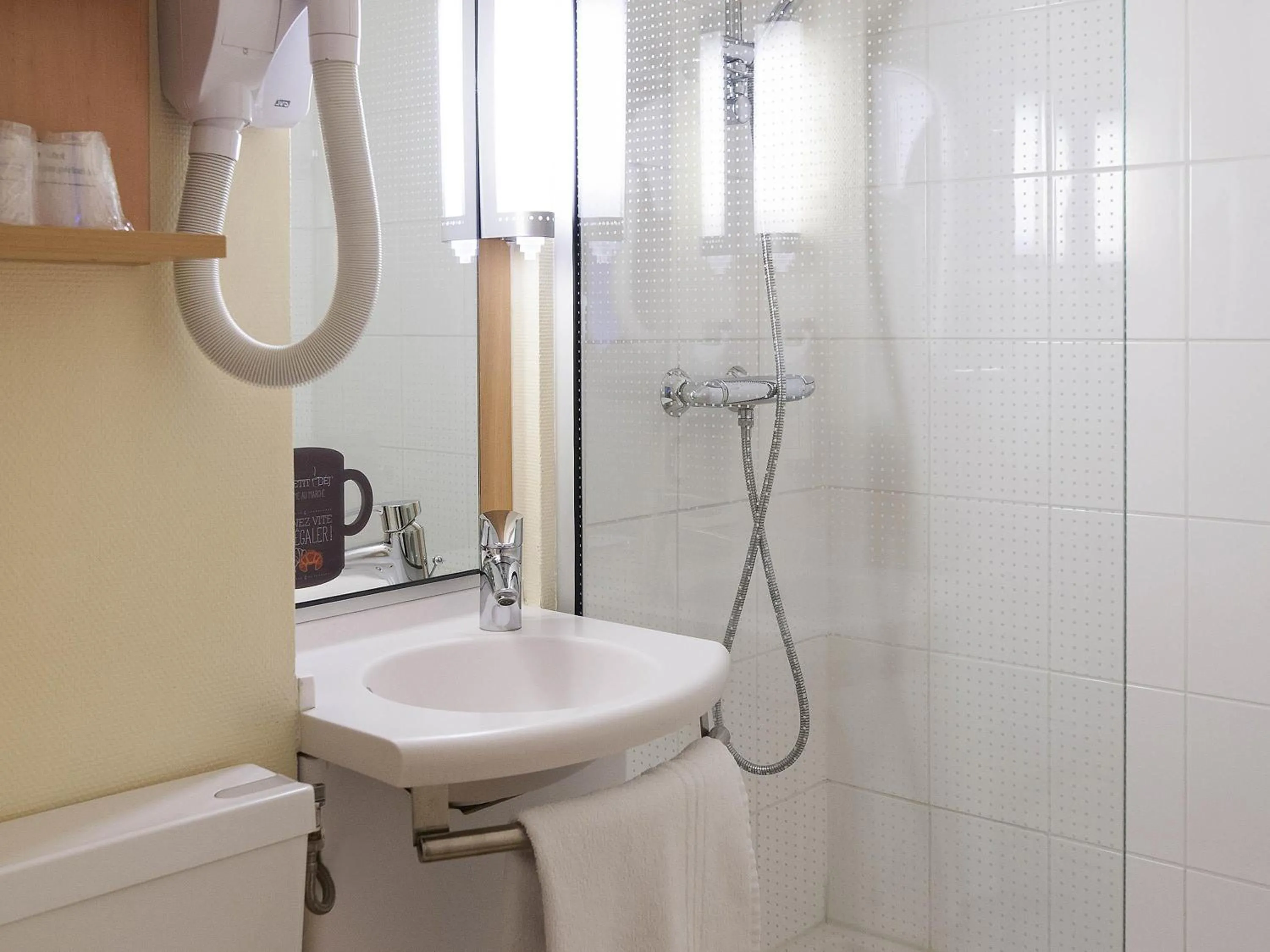 Bedroom in ibis Moulins