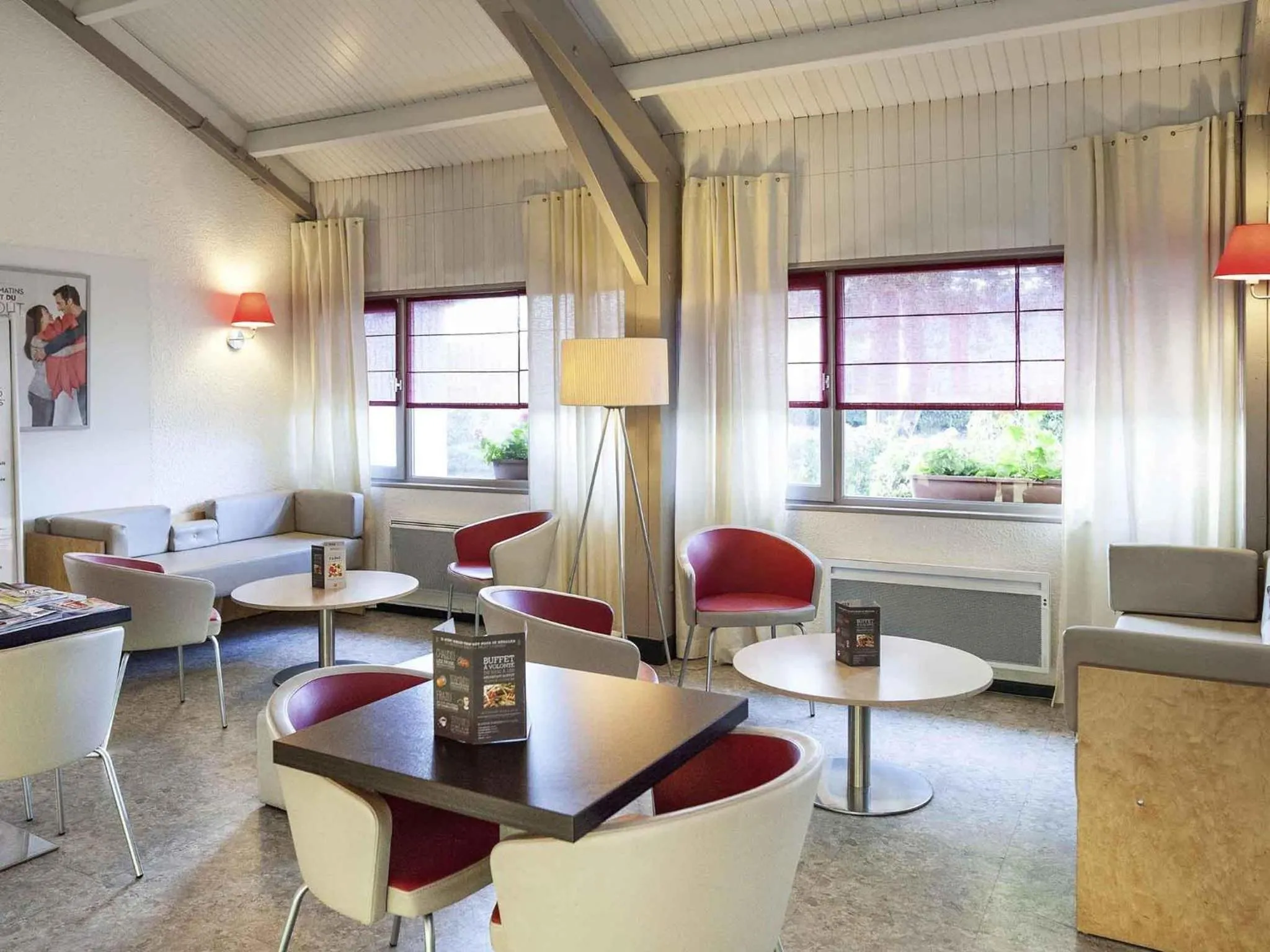 Lounge or bar in ibis Moulins