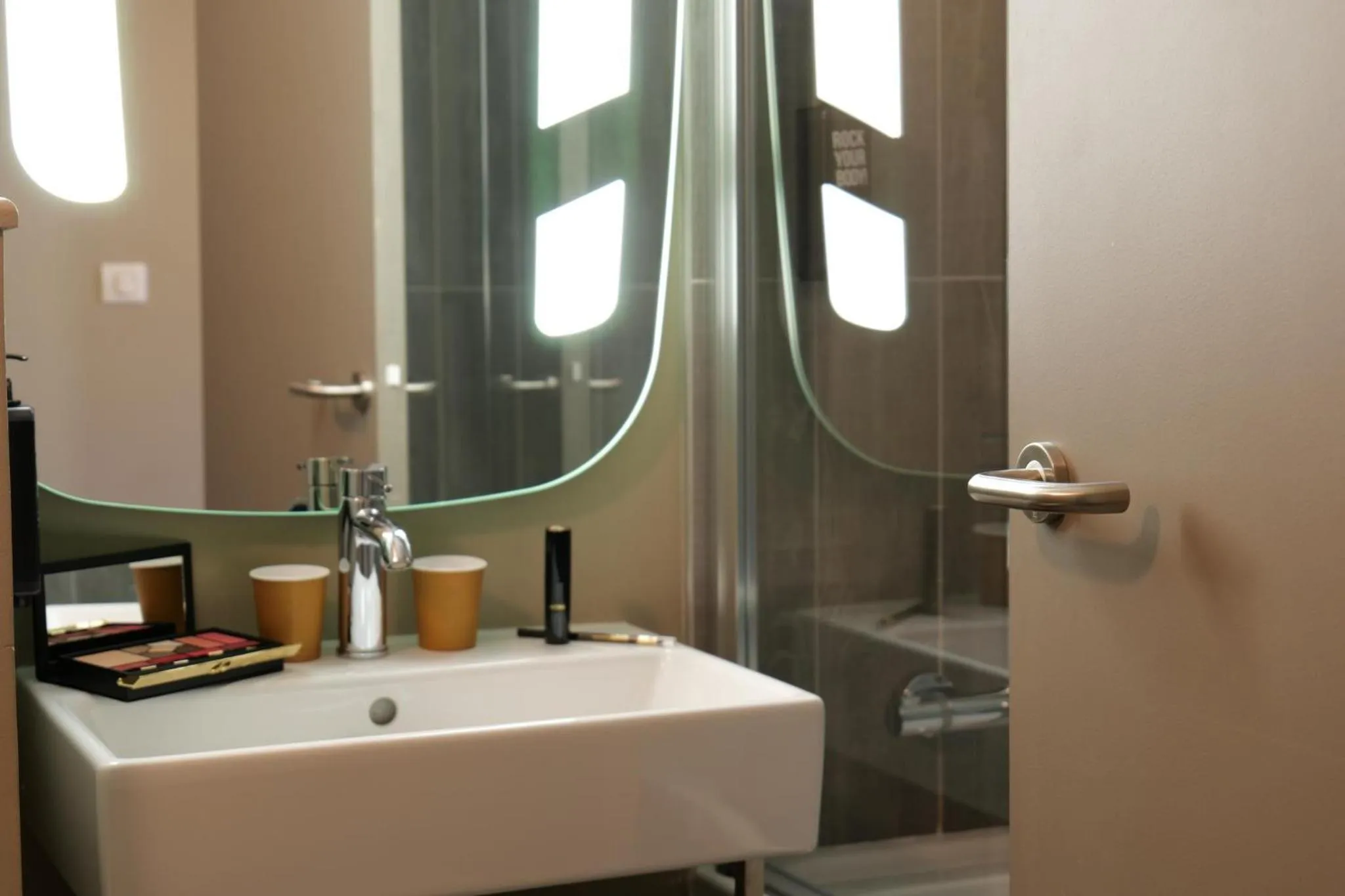 Bathroom in ibis Moulins