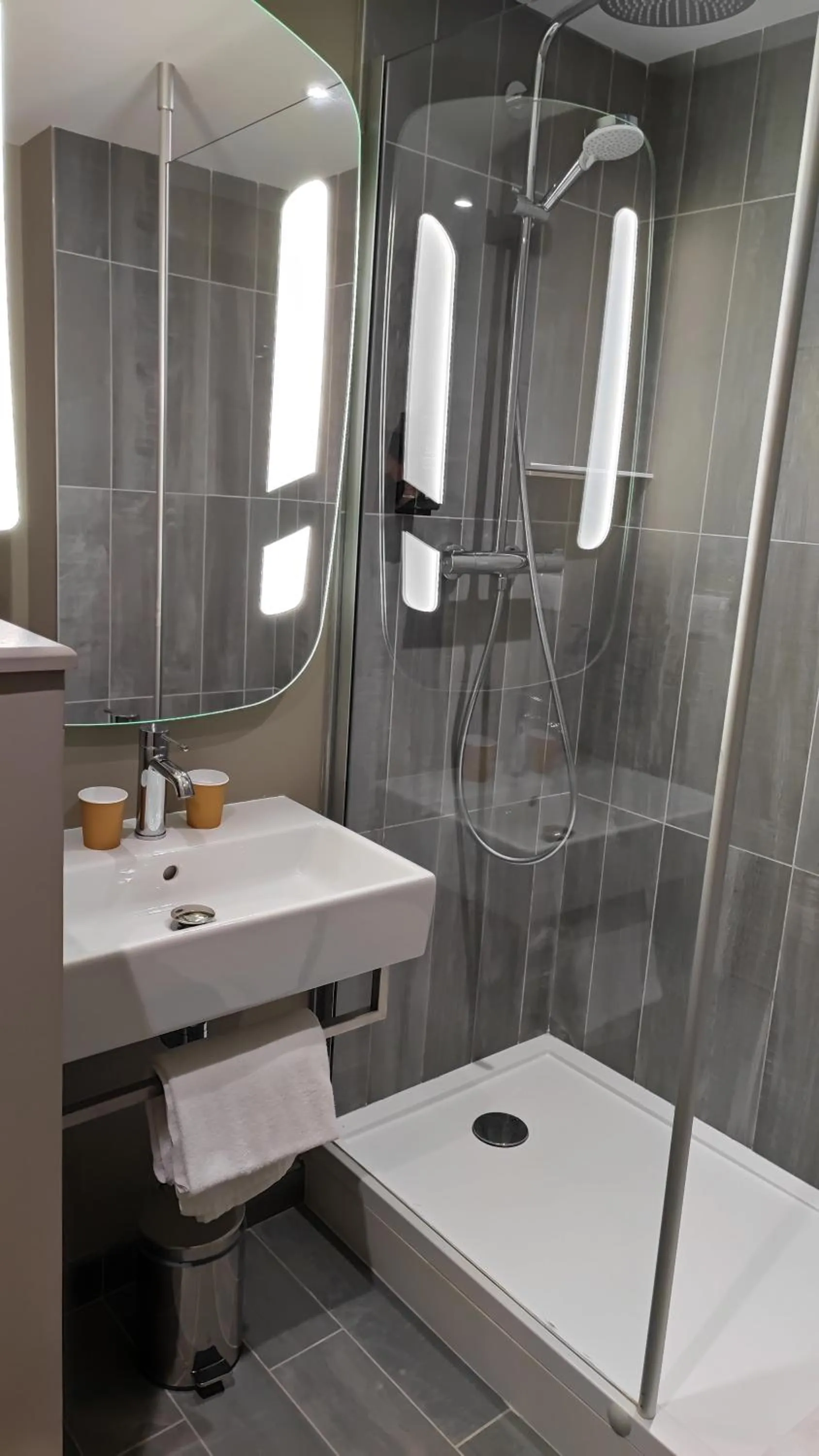 Bathroom in ibis Moulins