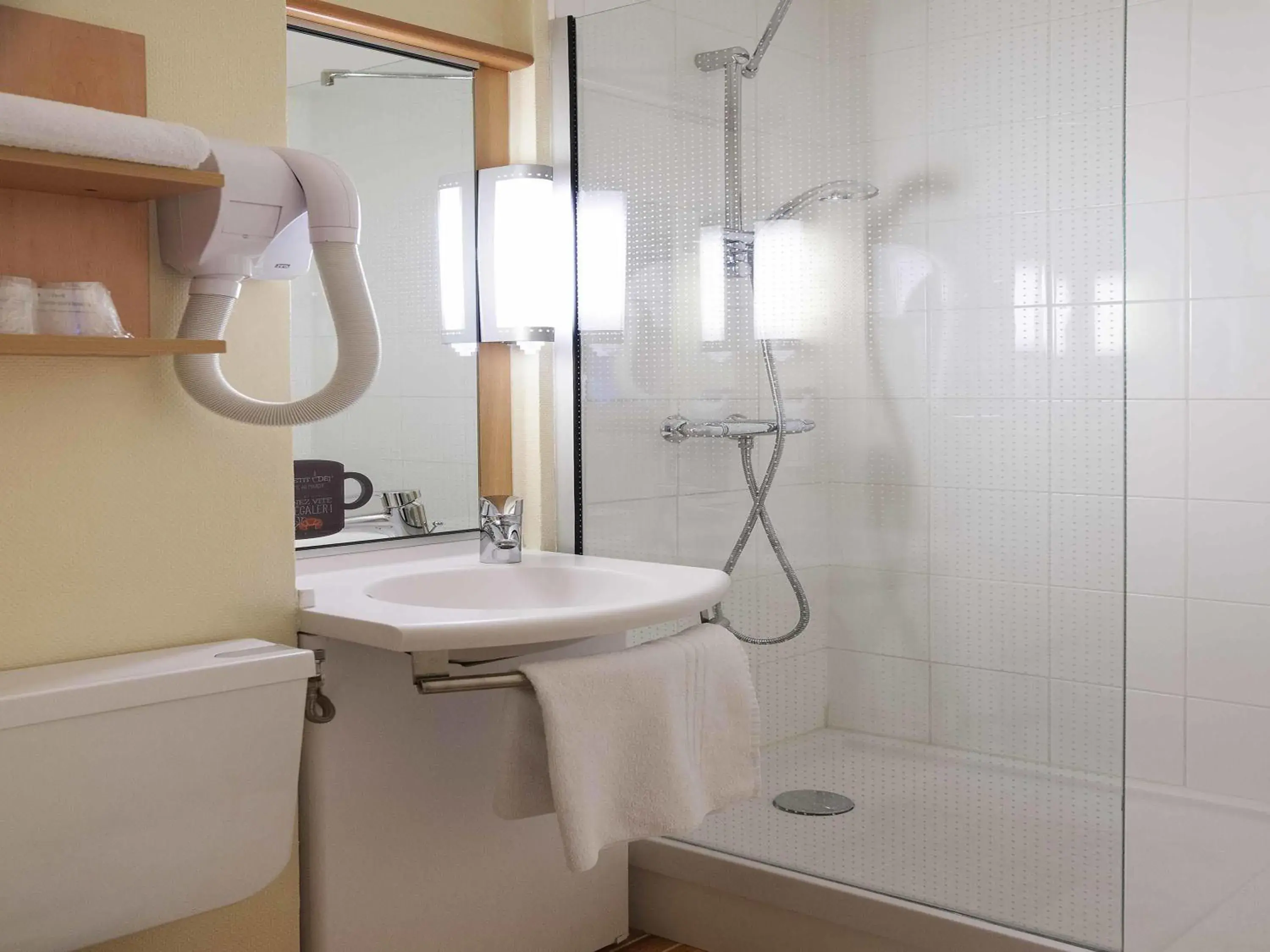 Standard Twin Room with Shower in ibis Moulins Standard Twin Room with Shower in ibis Moulins