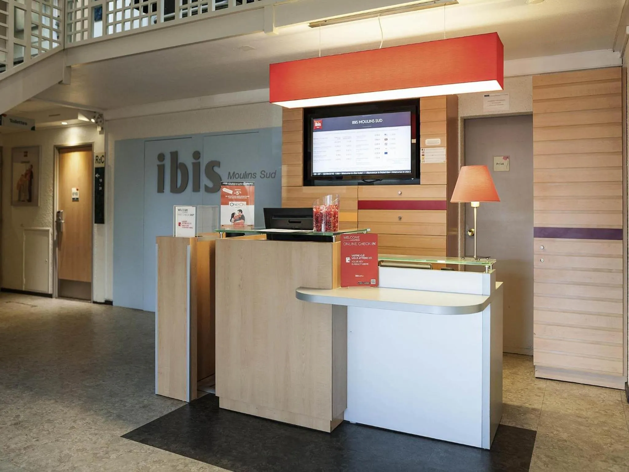 Lounge or bar in ibis Moulins
