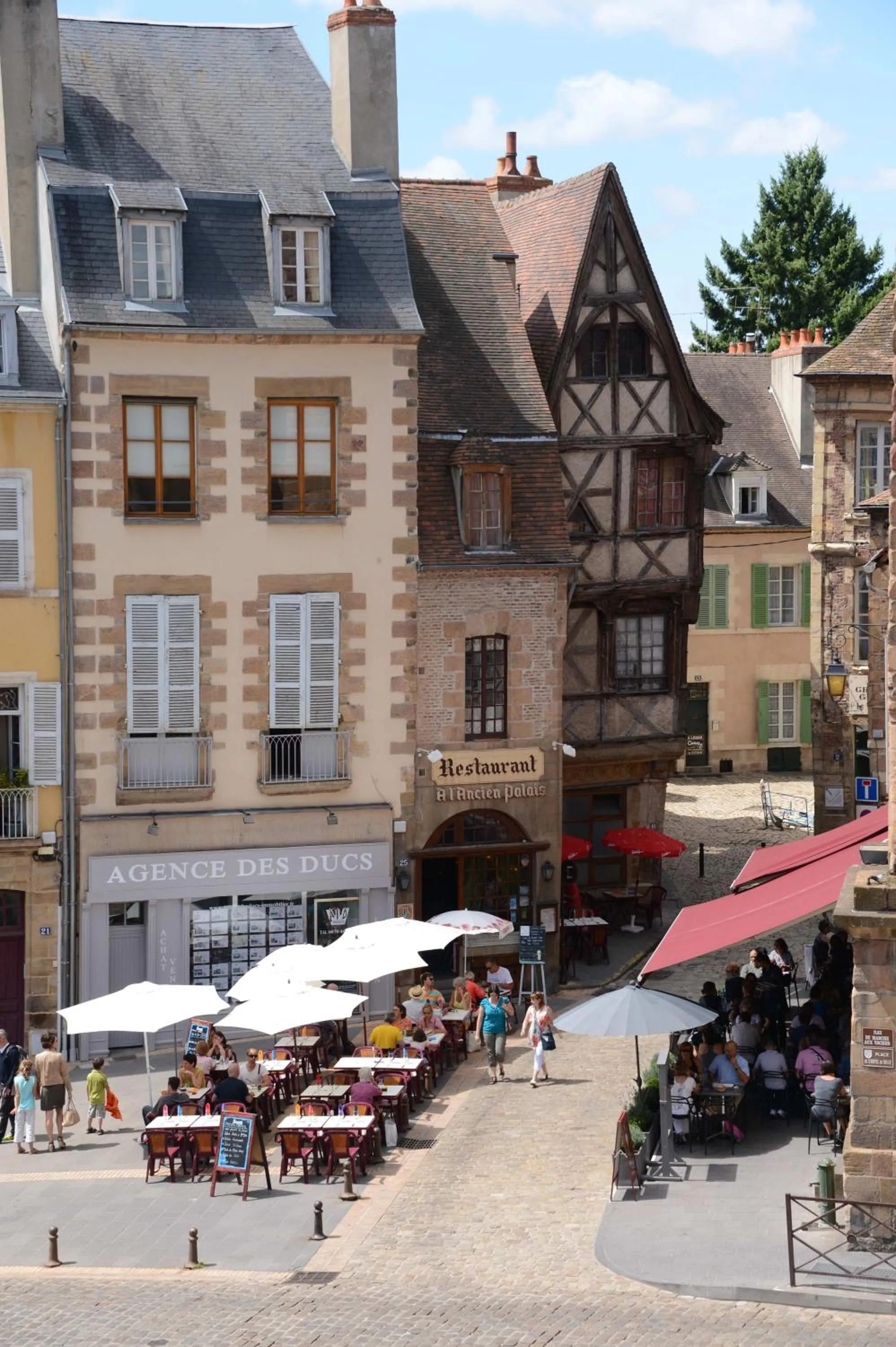 Nearby landmark in ibis Moulins