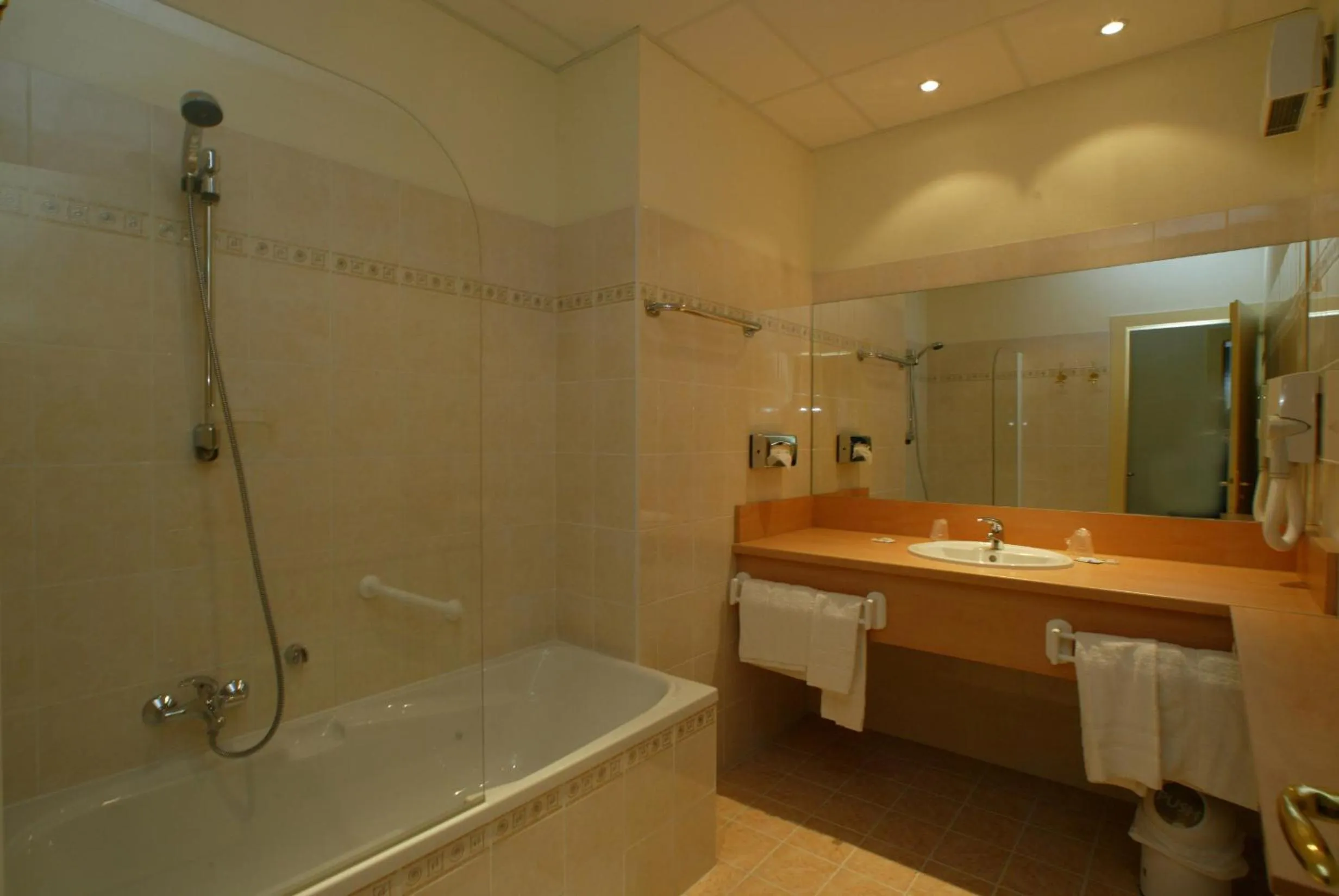 Bathroom in Logis Hotel Restaurant Remotel